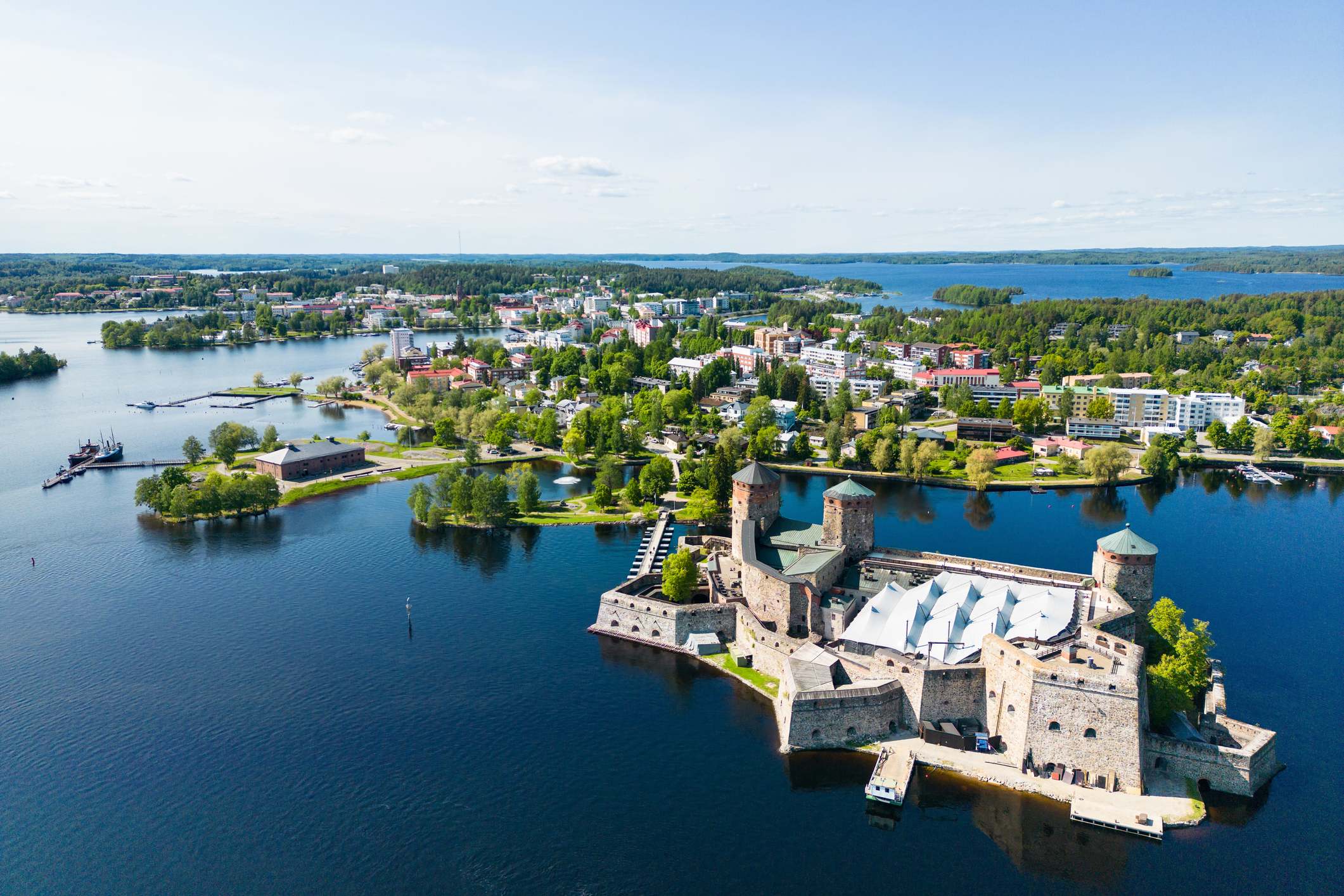 La ciudad de Savonlinna de Finlandia con su icónico castillo visto desde el aire en un hermoso día de verano