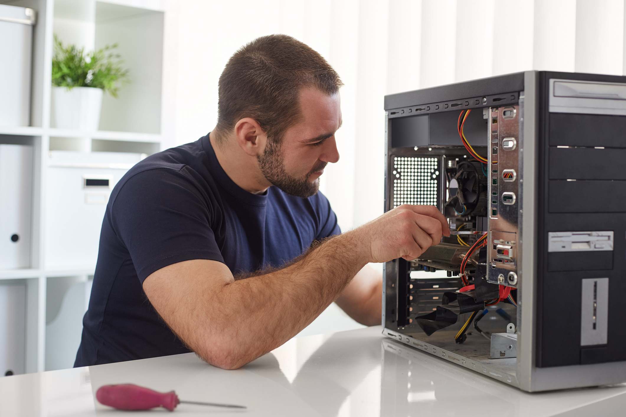 Hombre arreglando un PC