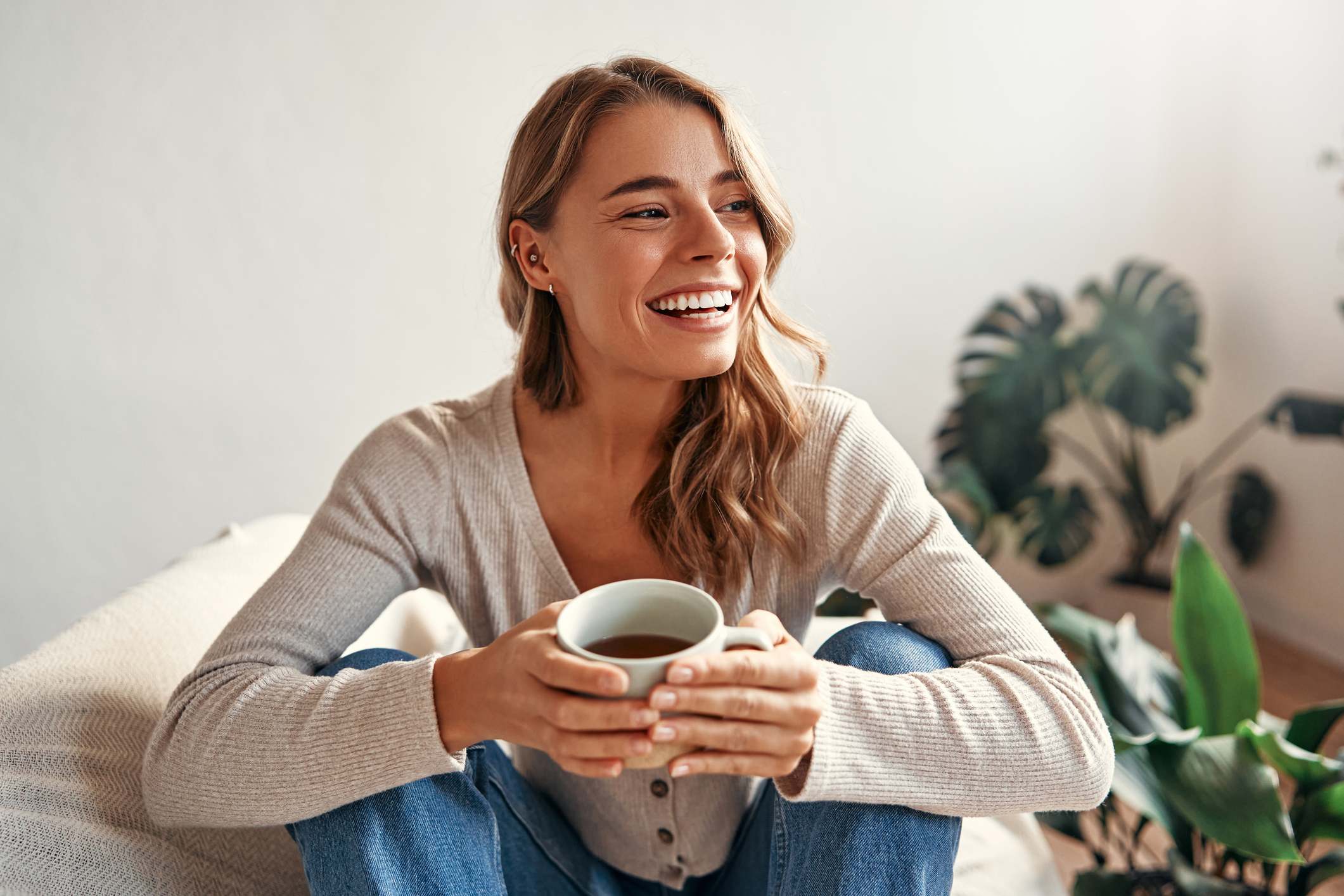 Mujer bebiendo café en casa