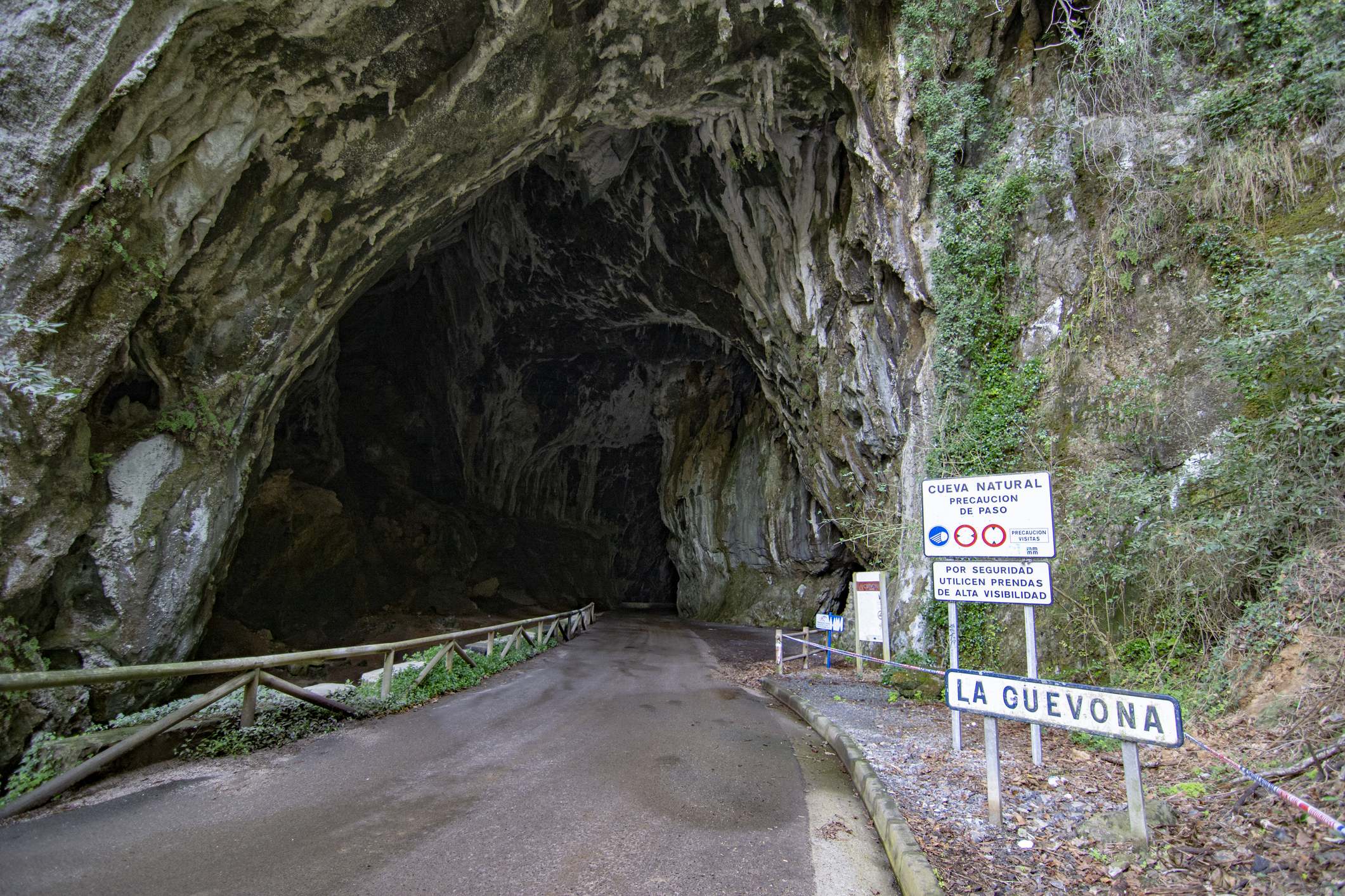 Entrada al pueblo de Cueves en Asturias a través de la Cuevona