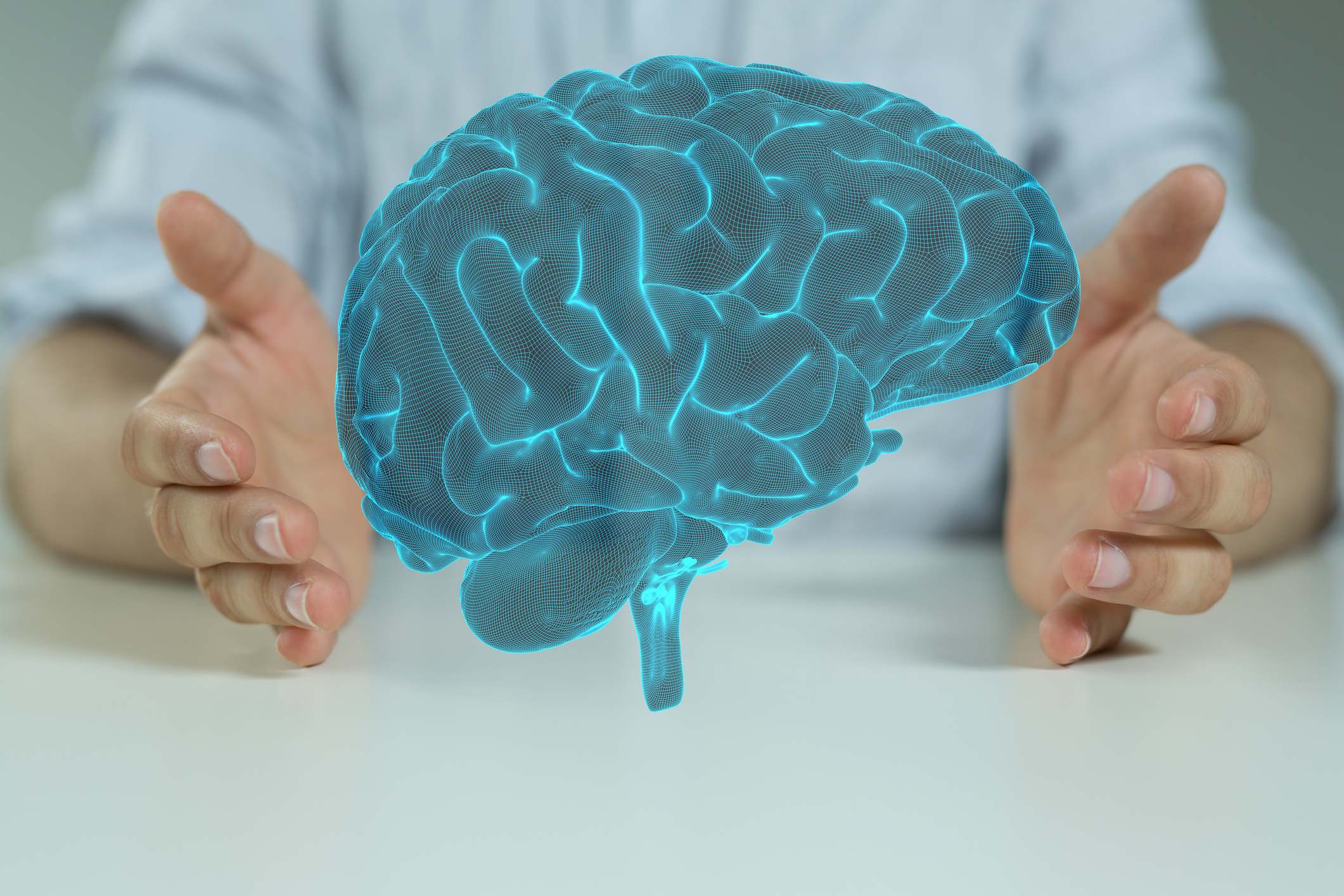 Ilustración 3D de un cerebro entre dos manos