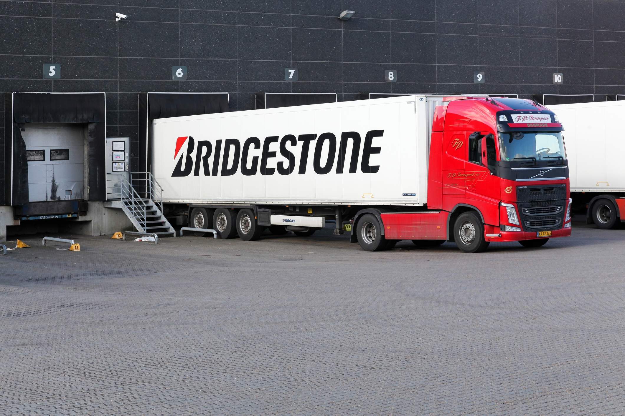 bridgestone-camion-ruedas-neumaticos-dreamstime.jpg