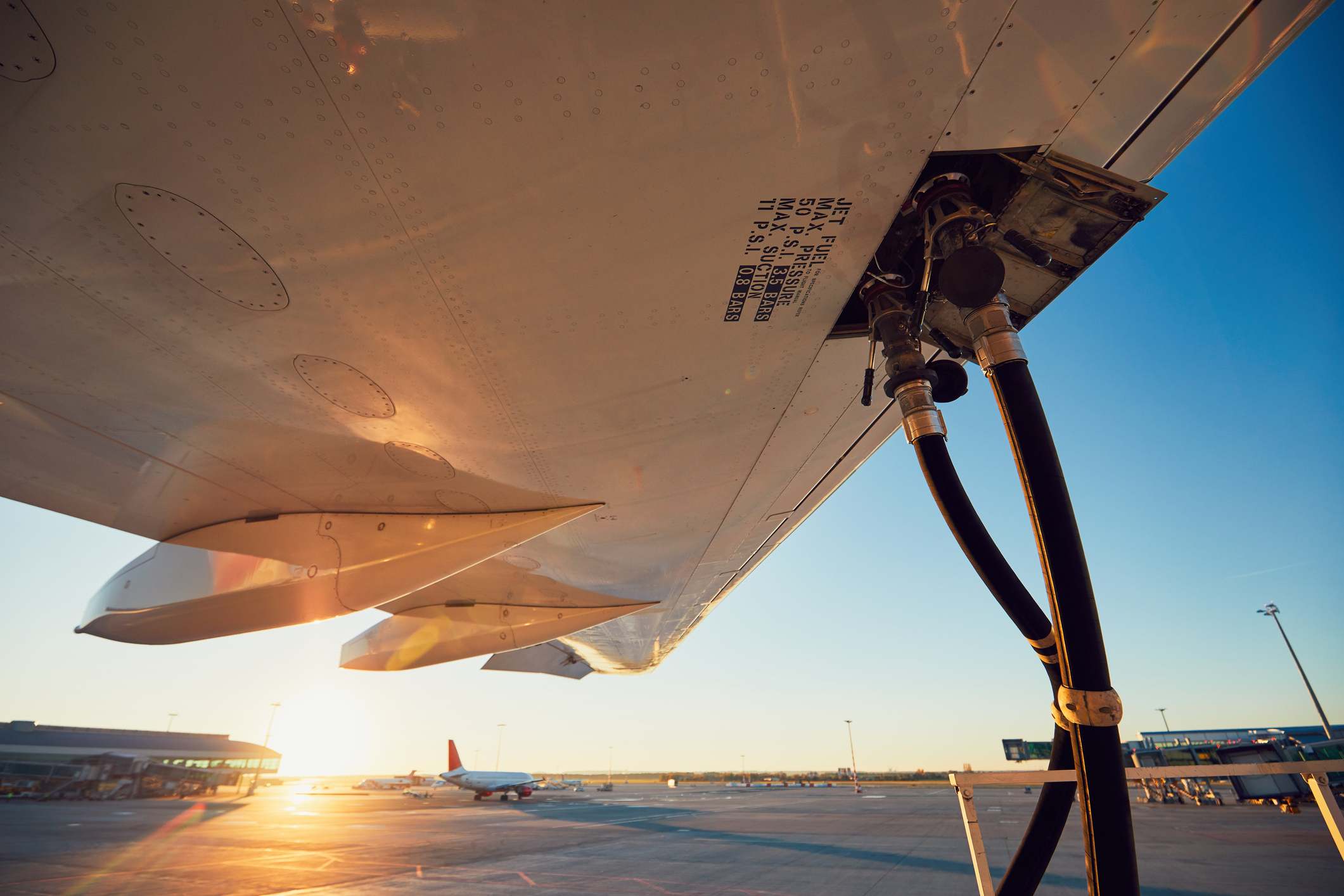Un avión repostando
