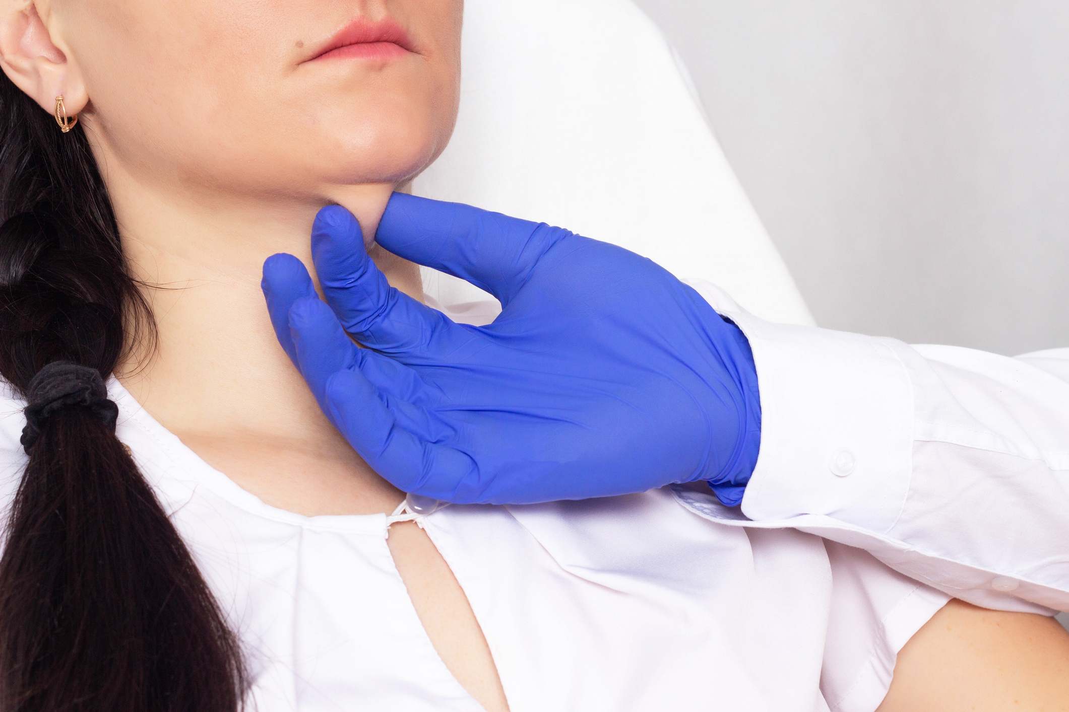 Médico cosmetólogo revisa la piel de una papada