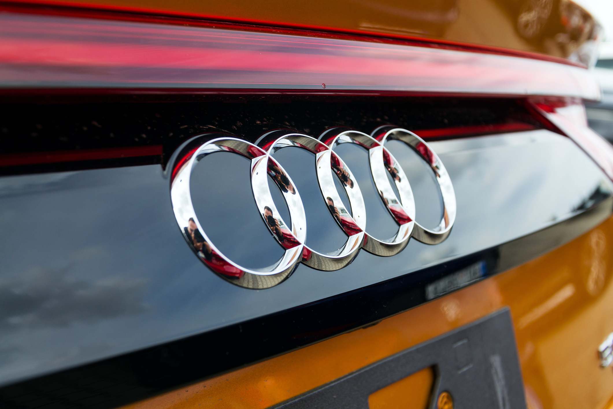 El logo de Audi sobre la puerta del maletero de un coche | iStock