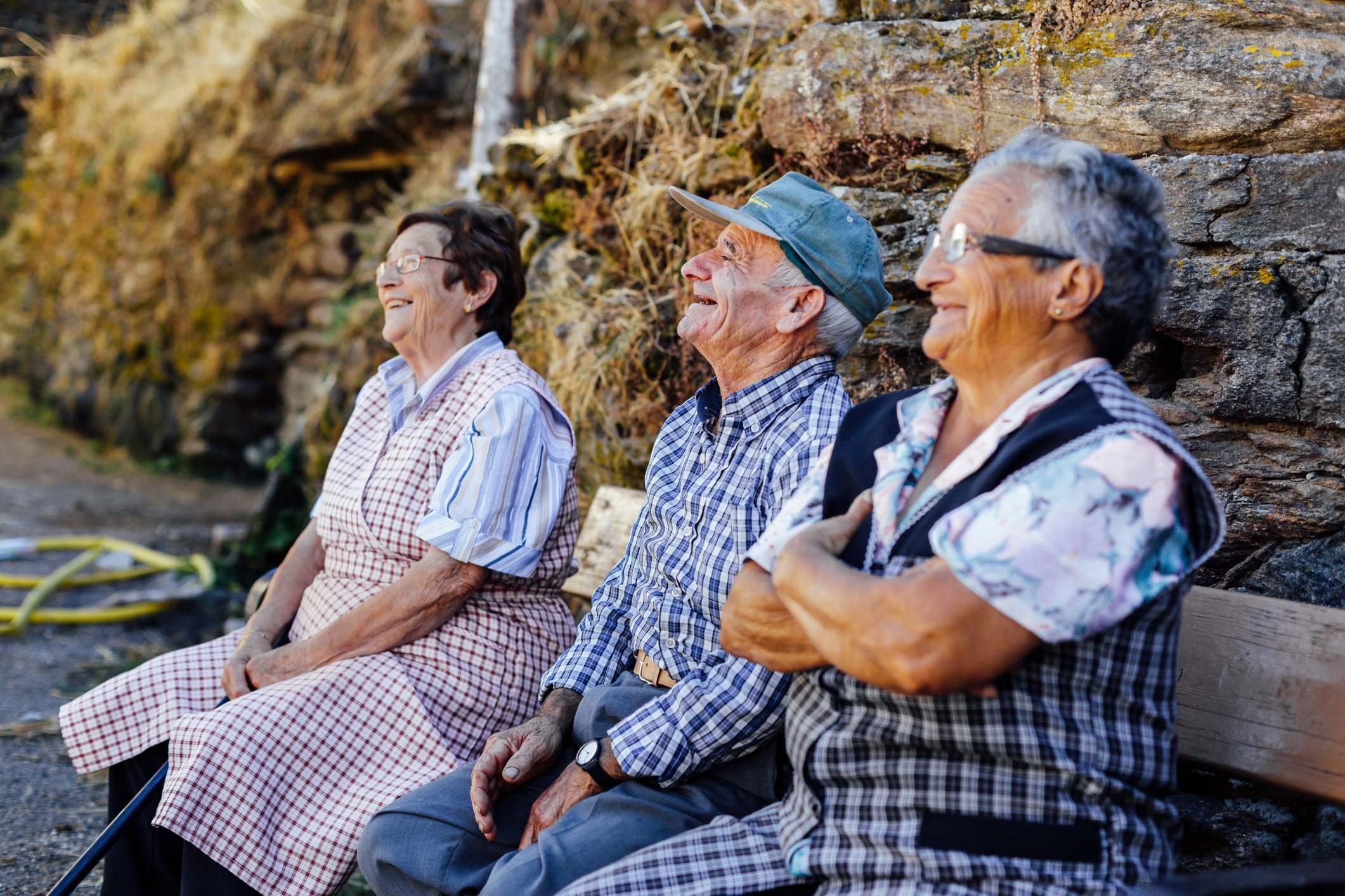 Personas mayores de un pueblo conversando