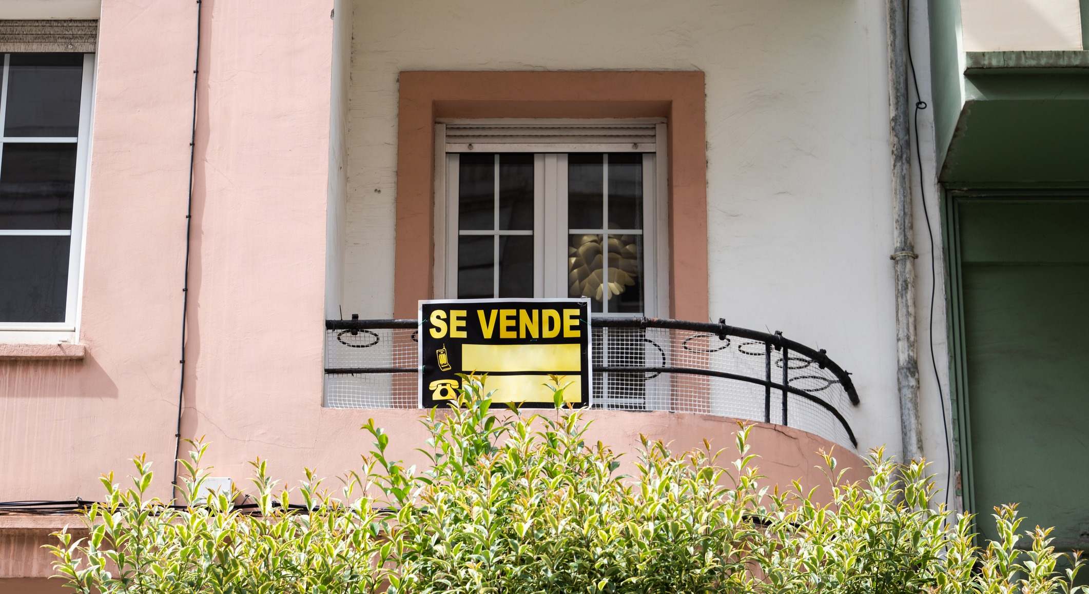 Edificio con un piso en venta. / Foto: iStock