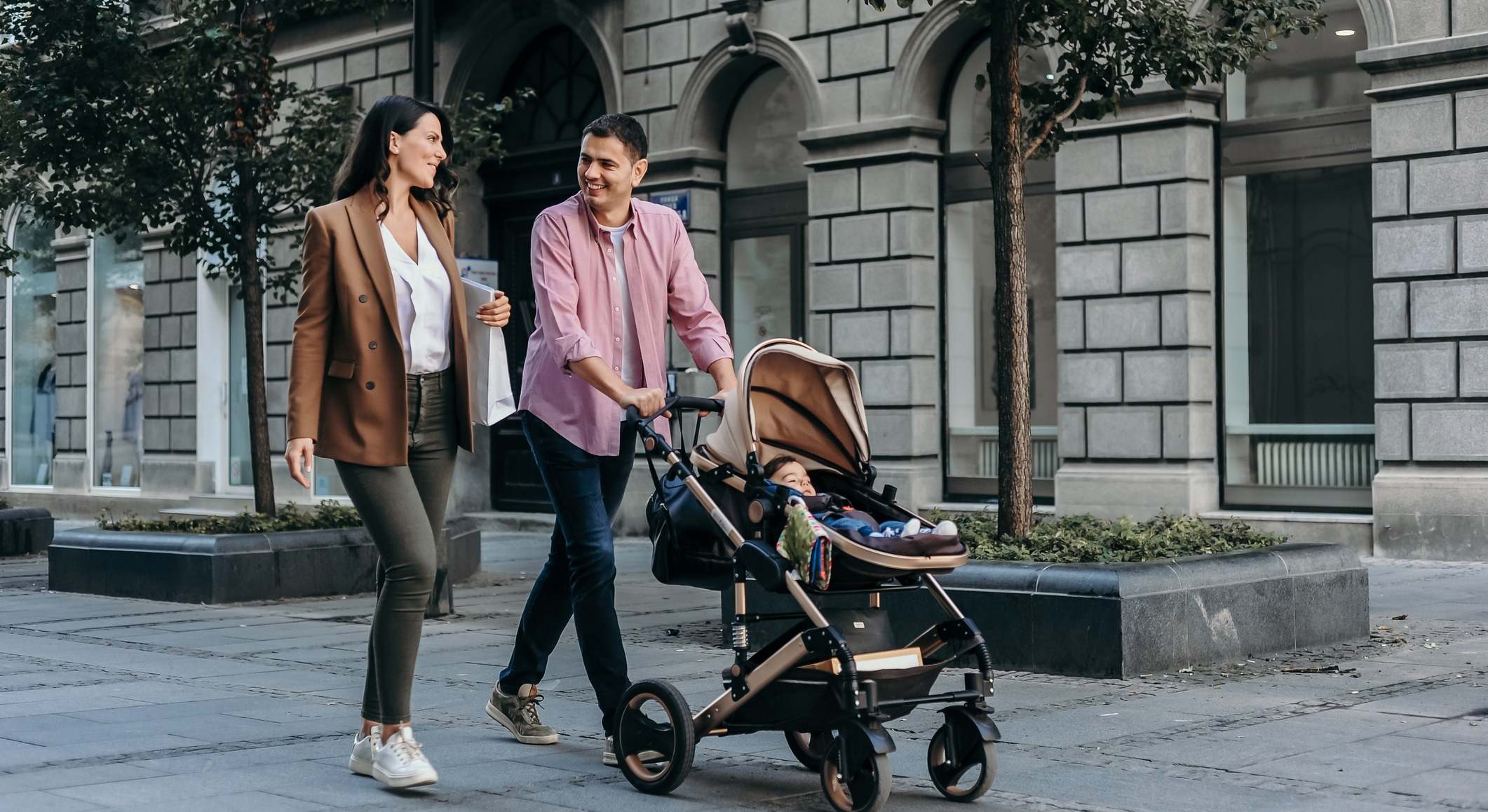 Padres paseando a su bebé