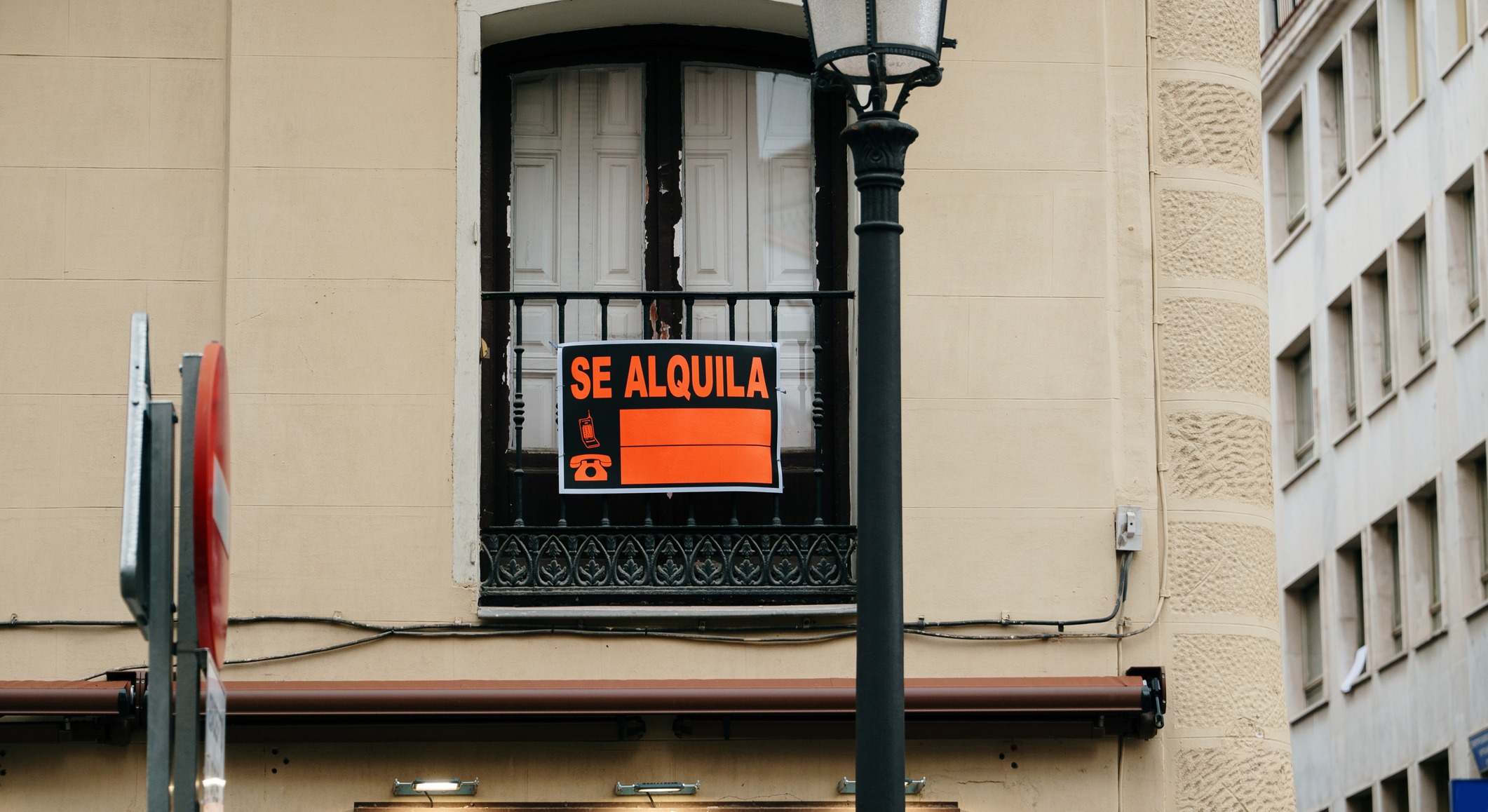 cartel de 'se alquila' en un balcón