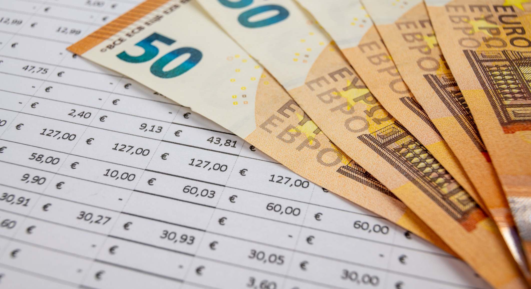 Nómina y billetes de euro. Foto: iStock