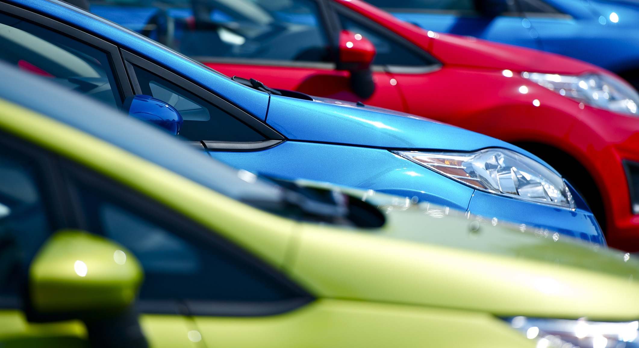 Coches aparcados de diferentes colores