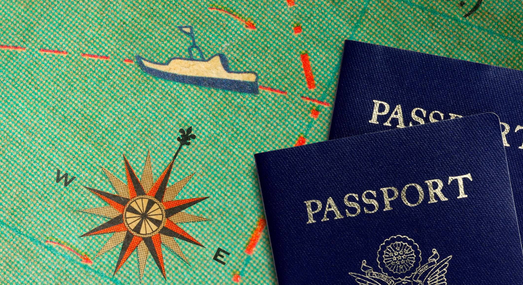 Pasaporte sobre un mapa con un barco dibujado
