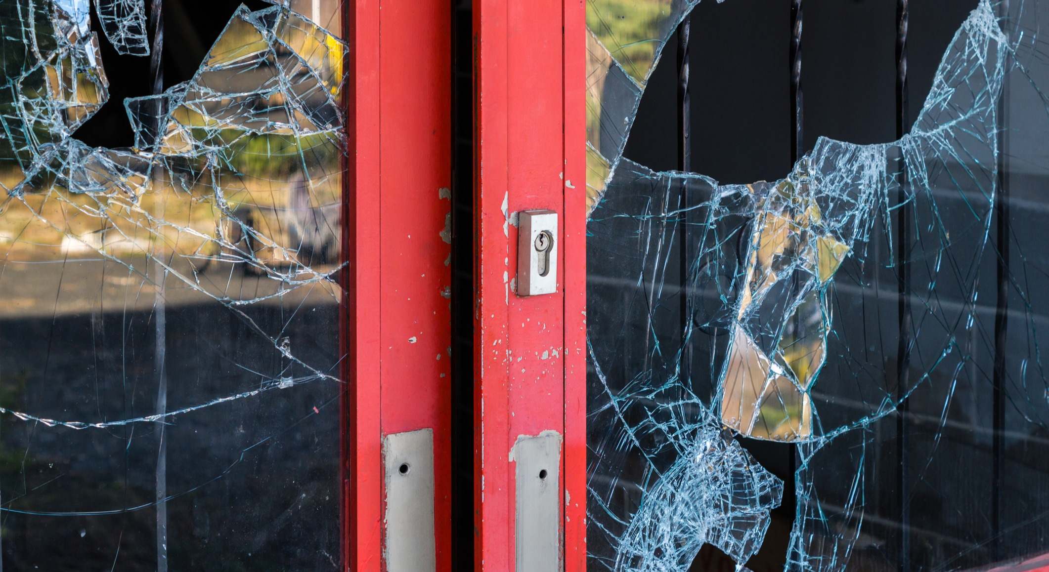 Puerta rota por la entrada de un ladrón a la vivienda. / Foto: iStock