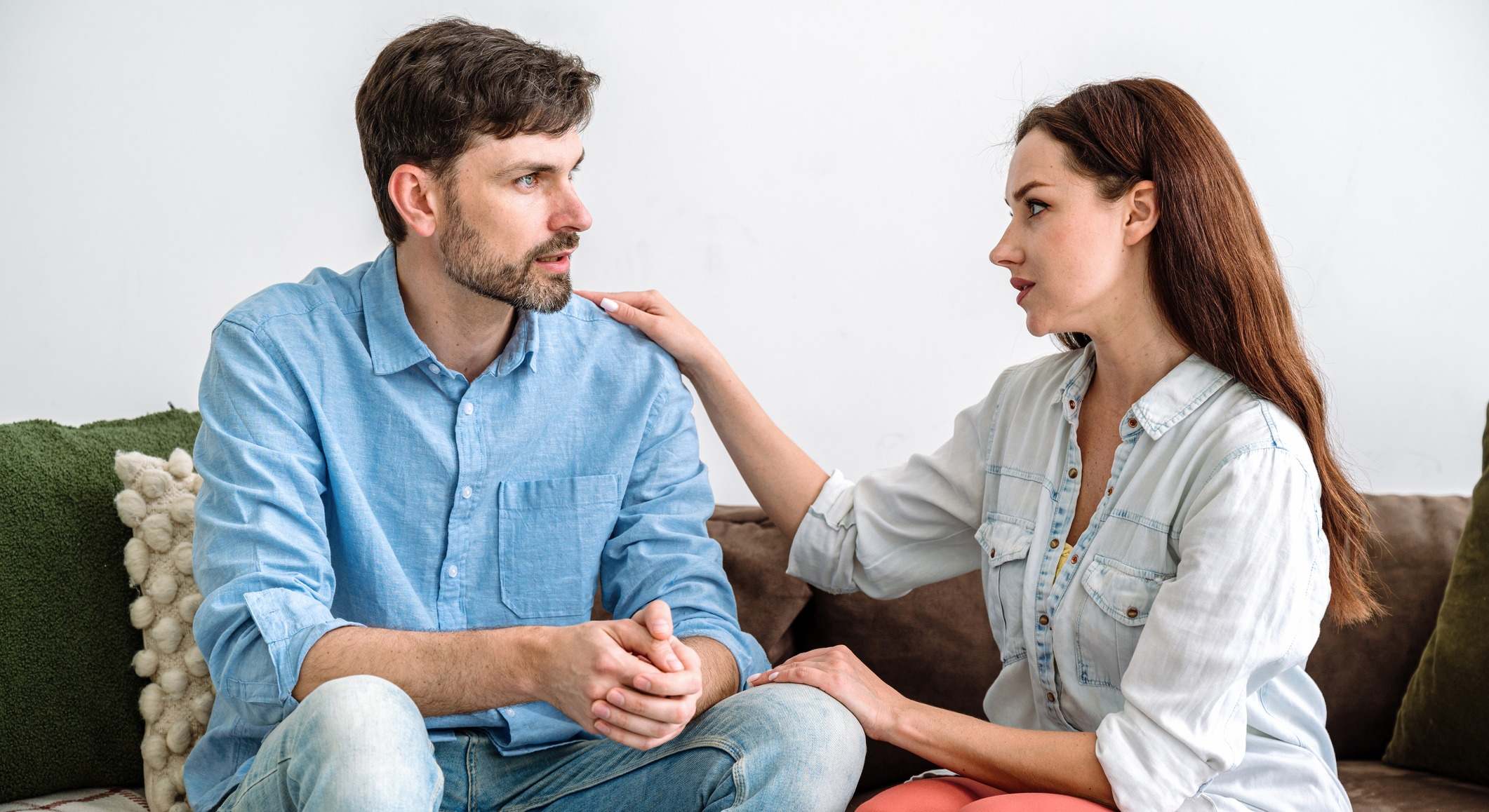 Pareja hablando sentados en un sofá