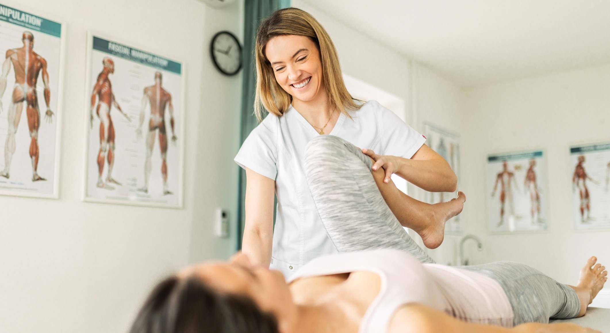 Fisioterapeuta con la paciente