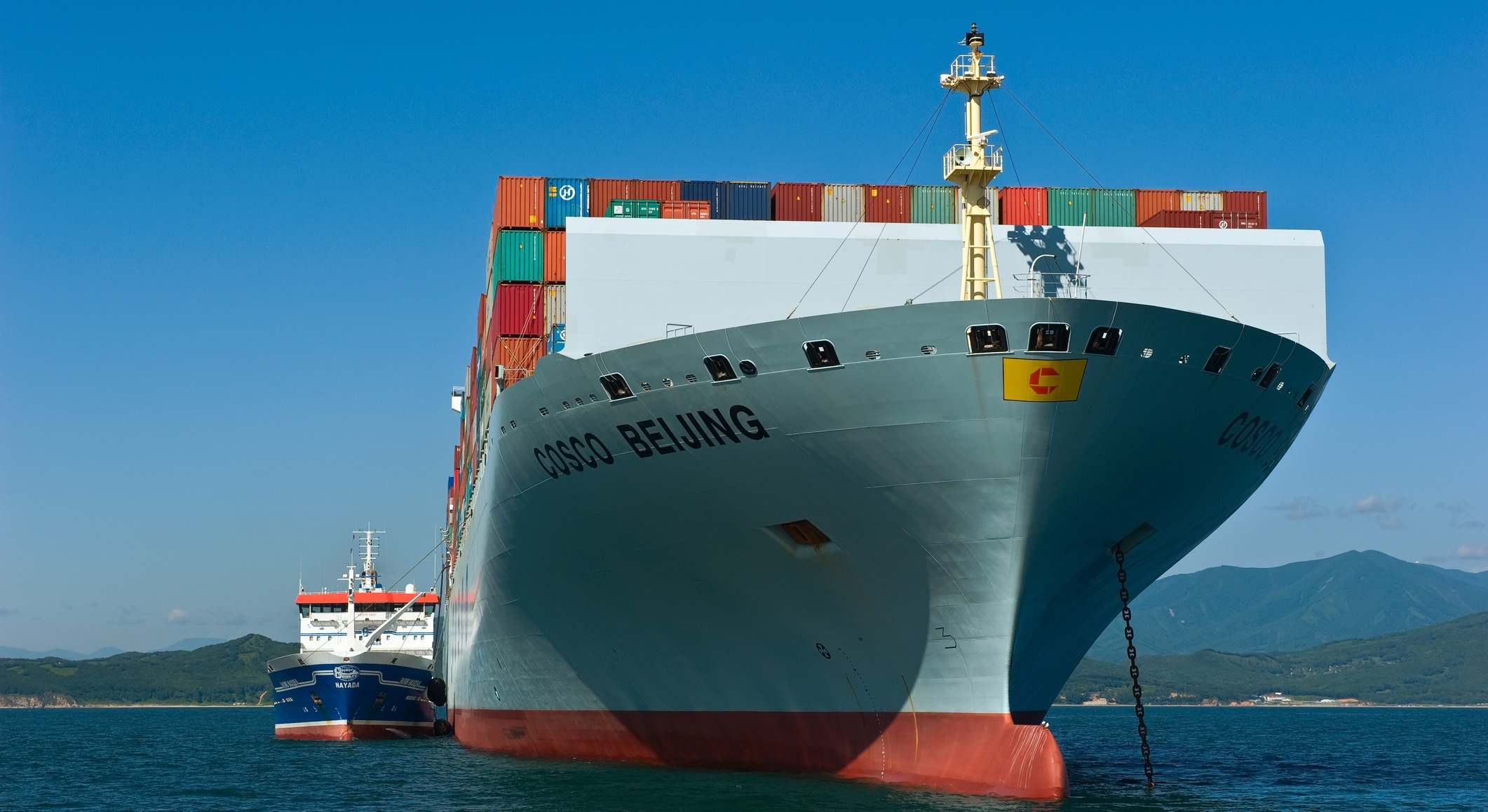 Un barco carguero en puerto, a la espera de hacerse a la mar