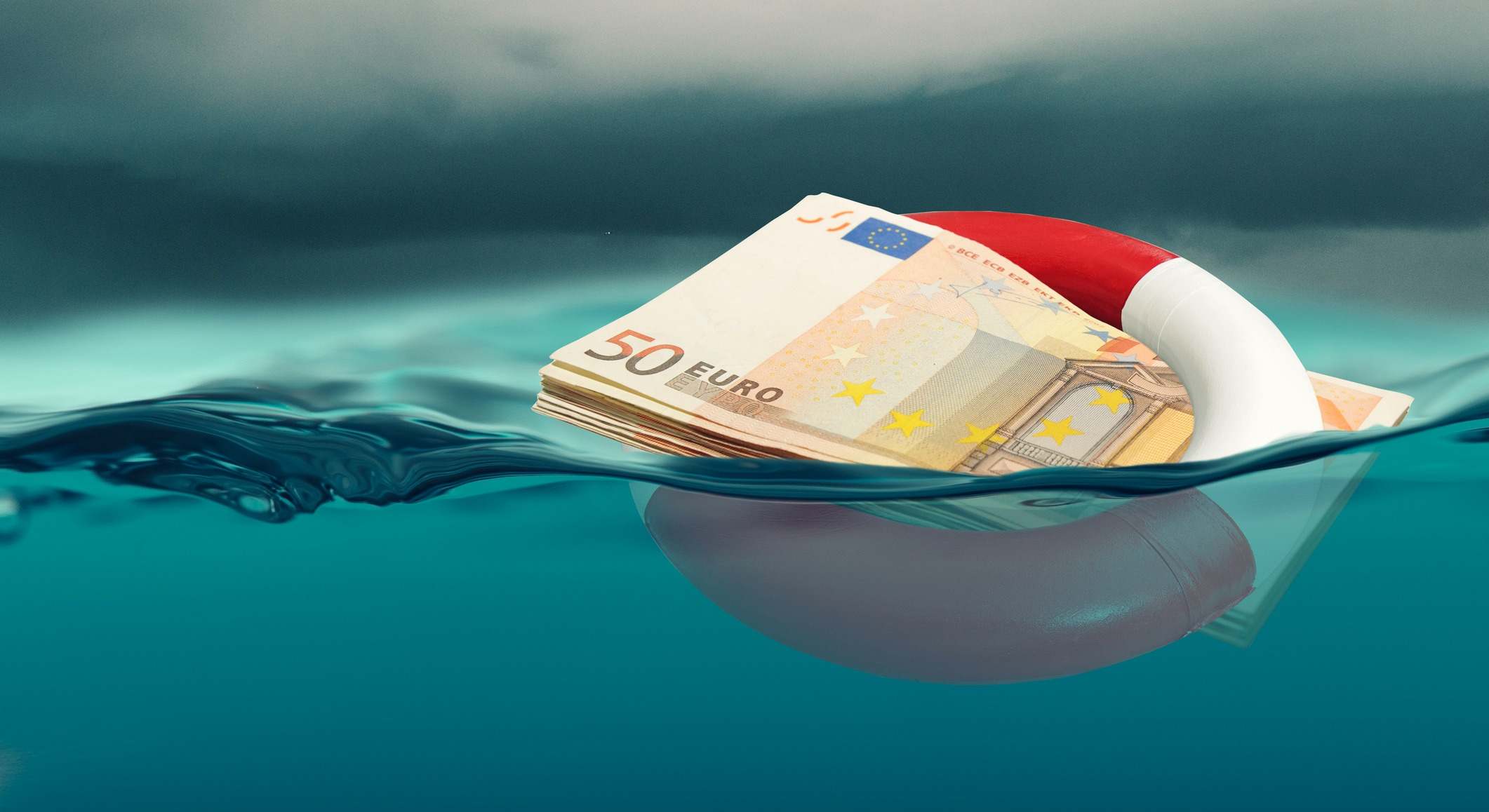Billetes de euro dentro de un salvavidas