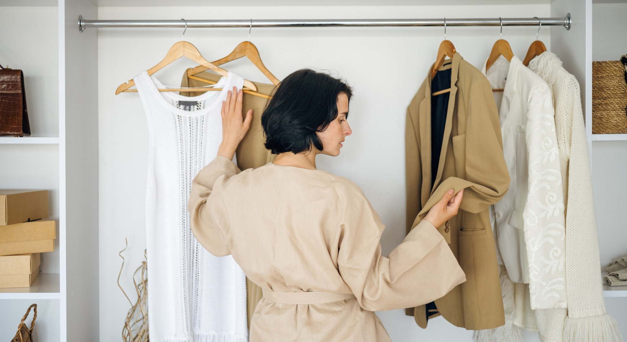Mujer mirando ropa en el armario
