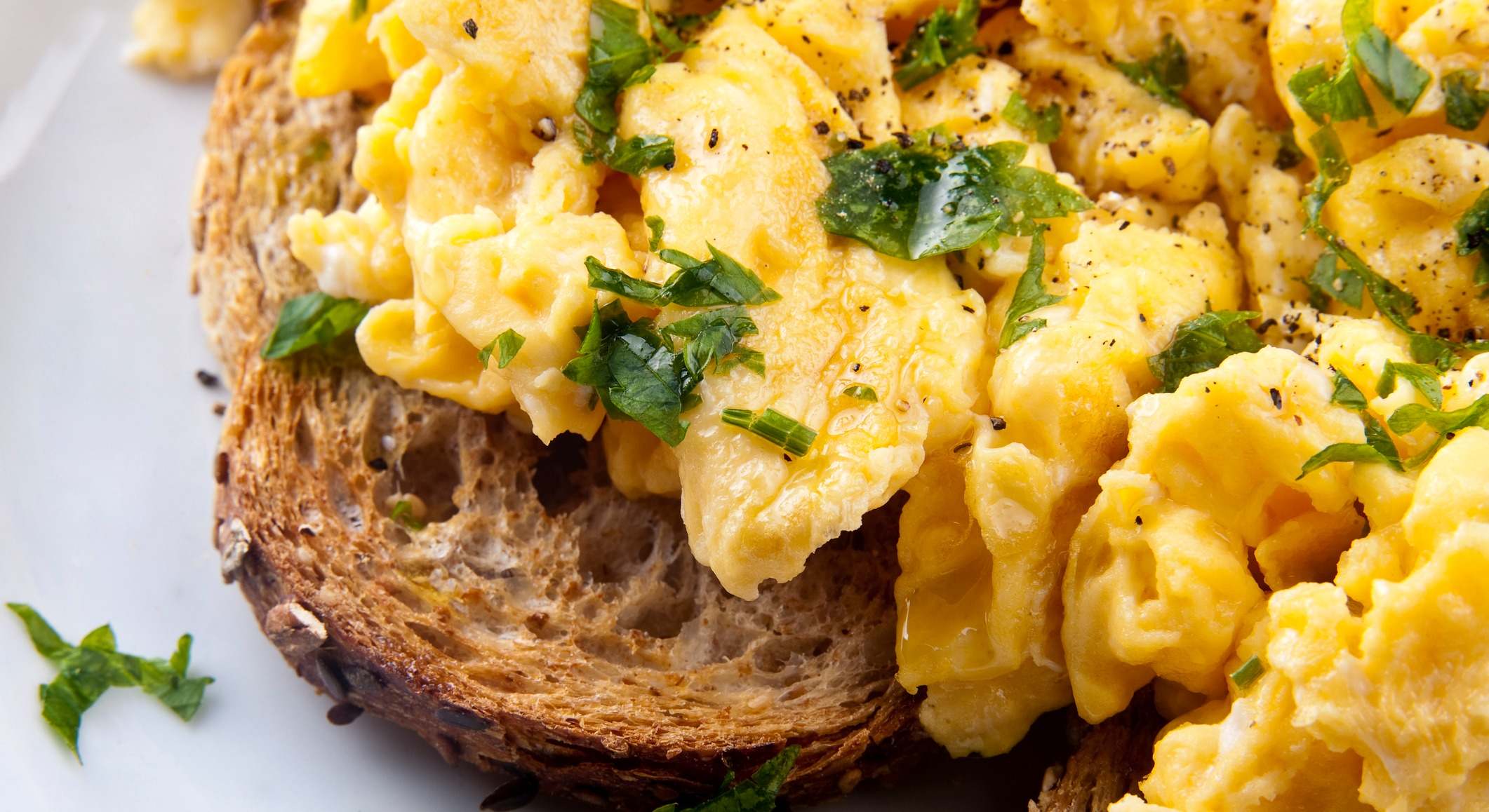 Huevos revueltos sobre tostadas. / Foto: iStock