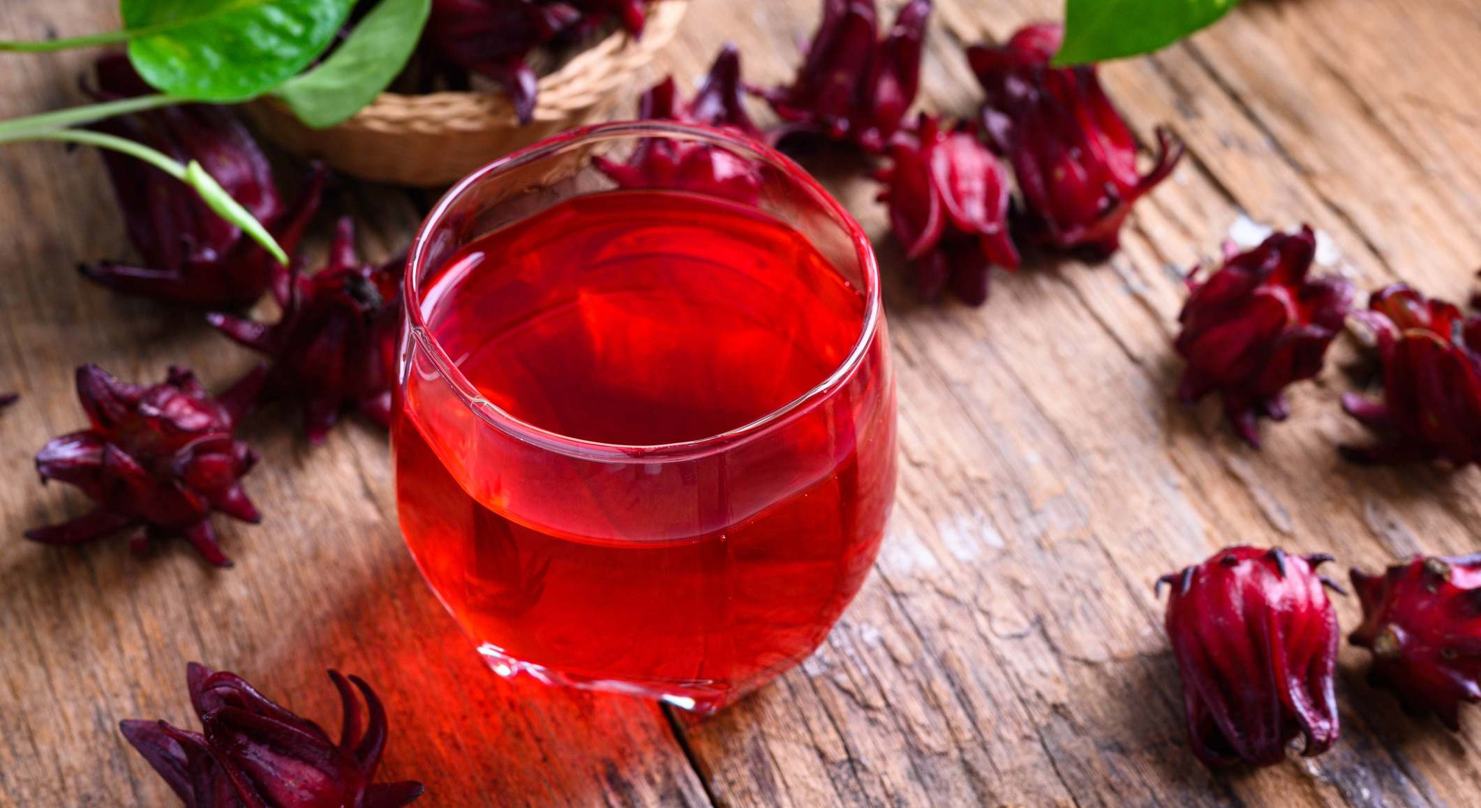 Infusión de flor de Jamaica sobre una mesa de madera