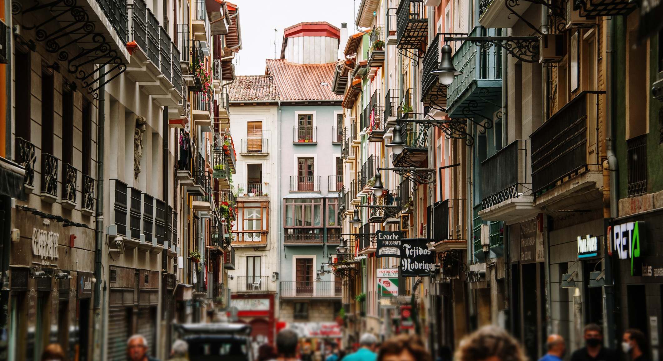 Calle Estafeta en Pamplona, España