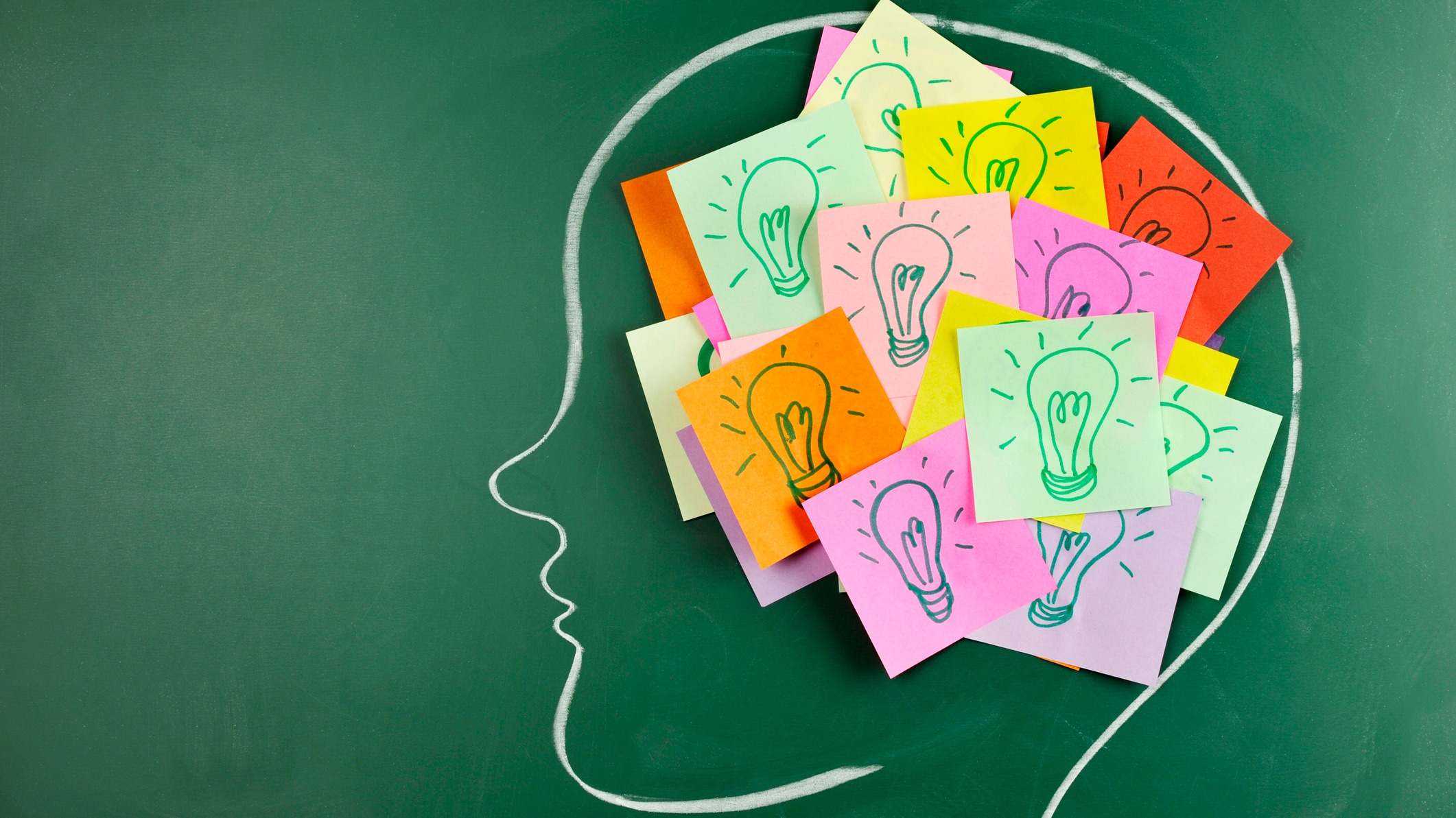Dibujo en una pizarra de una cabeza lleno de post its