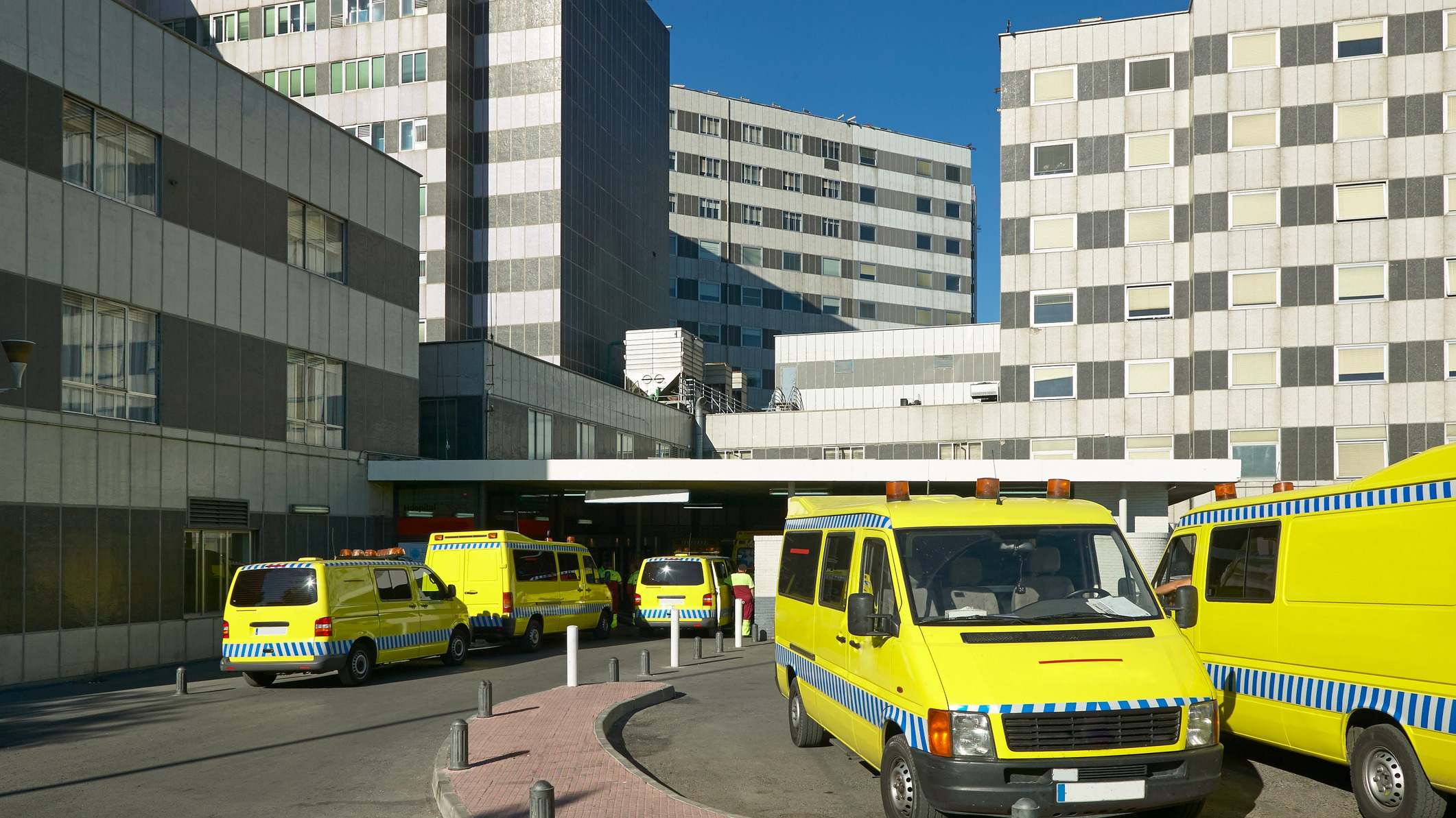 Vehículos ambulancias en un estacionamiento hospitalario