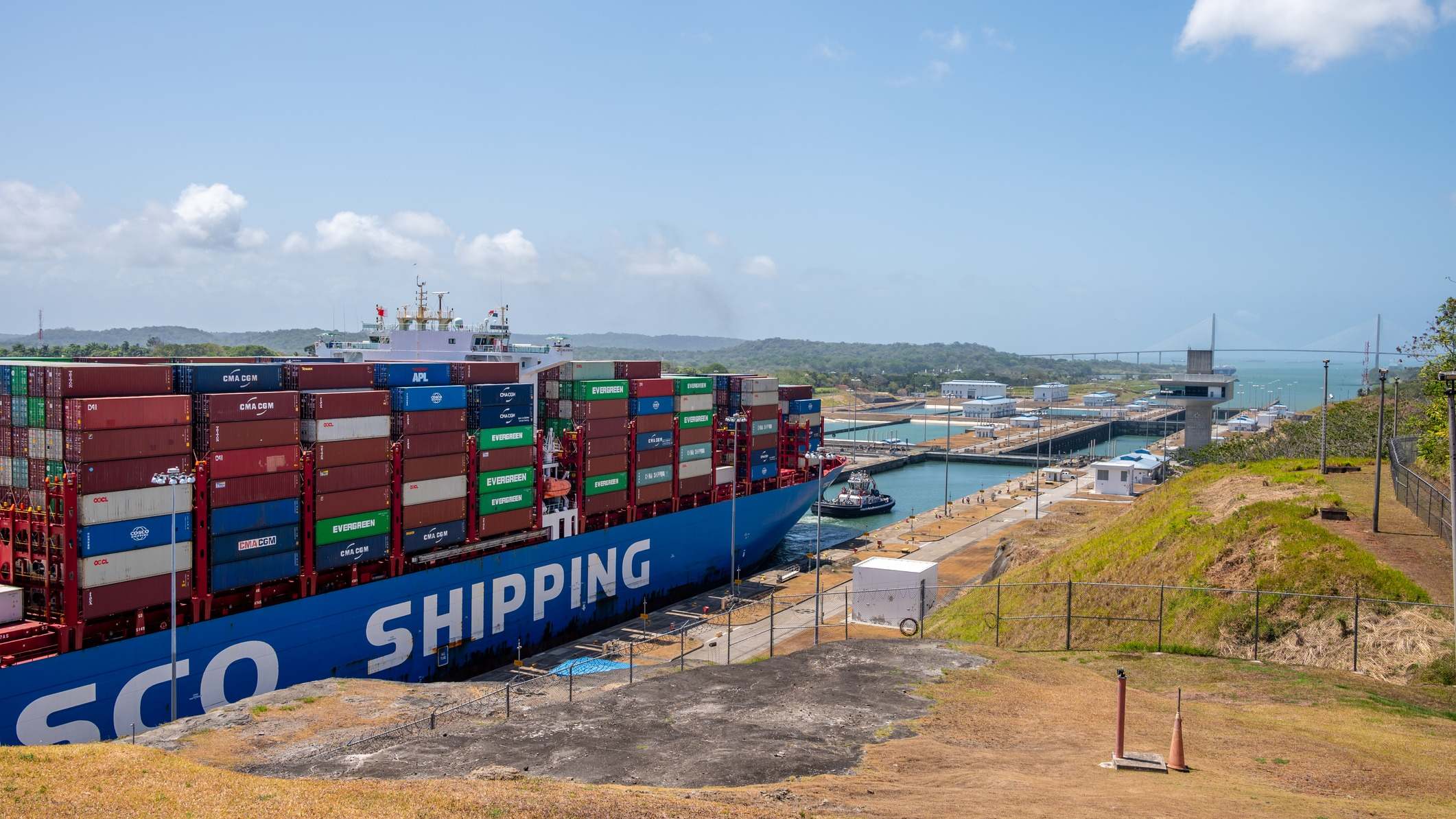 Portacontenedores transitando por el Canal de Panamá
