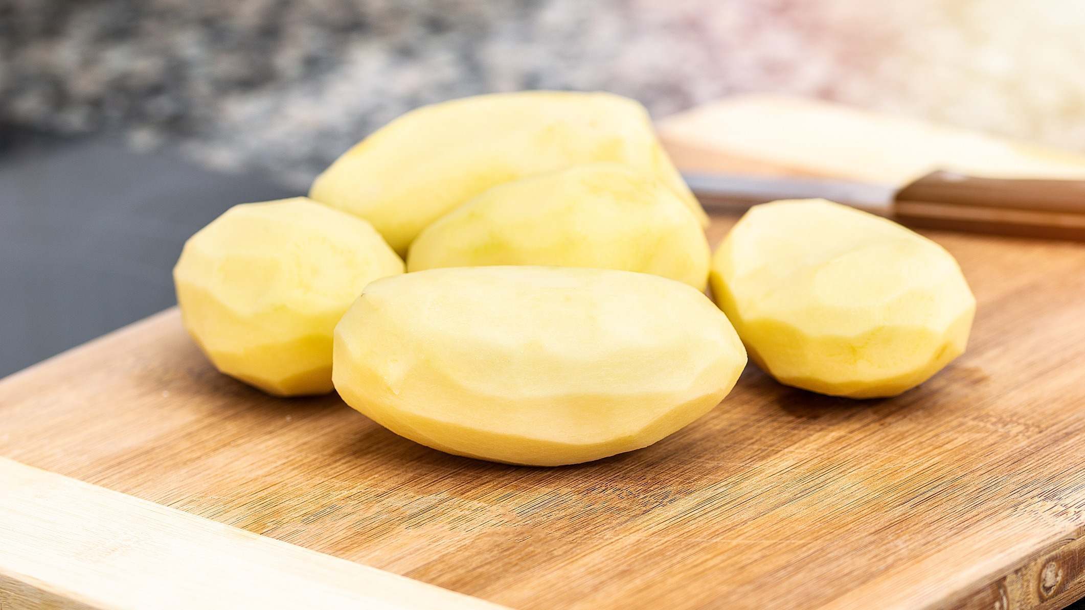 Patatas en una cocina en una tabla de madera