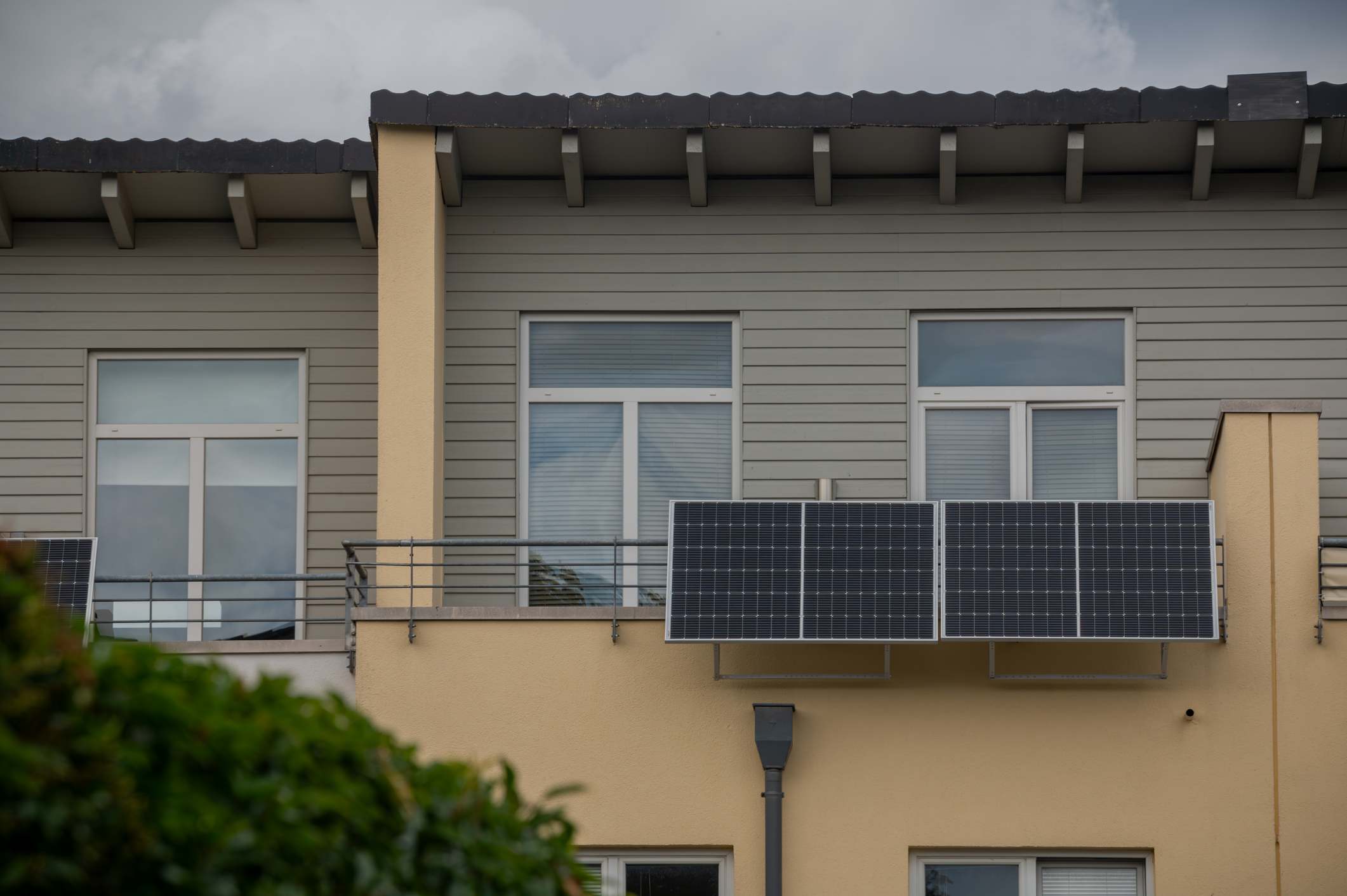 Paneles solares en un balcón.