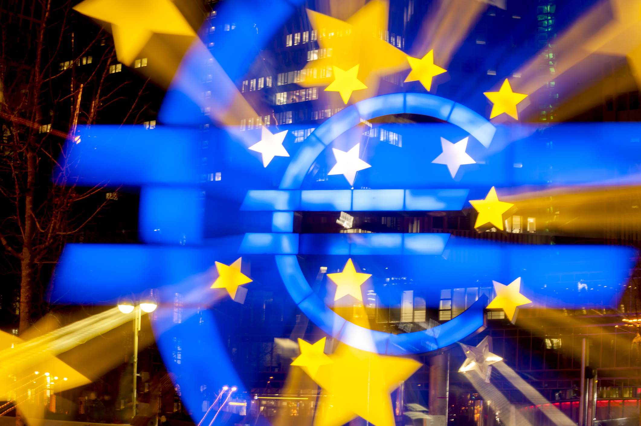 Estrellas de la bandera europea con el logo de euro