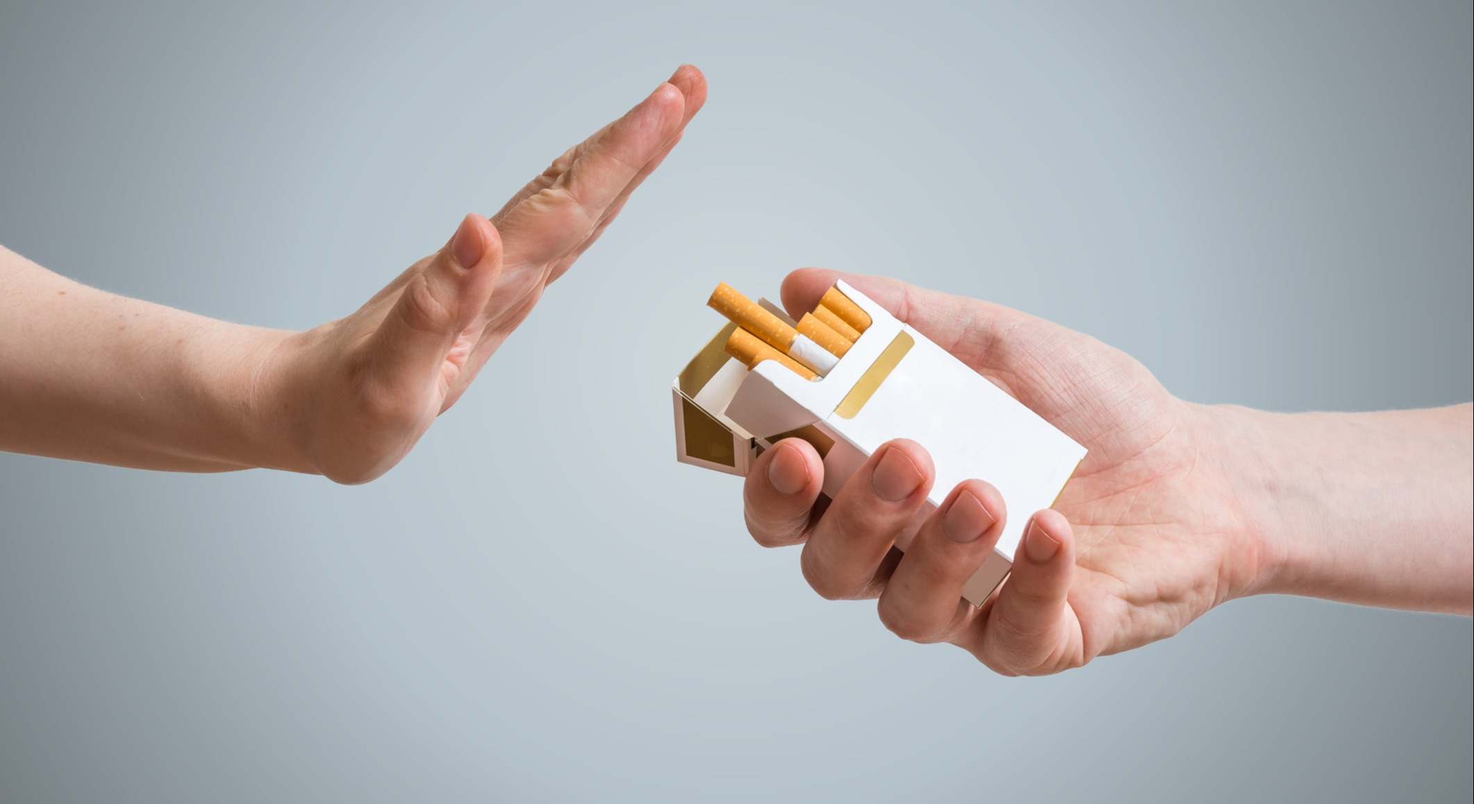 La mano está rechazando la oferta del cigarrillo