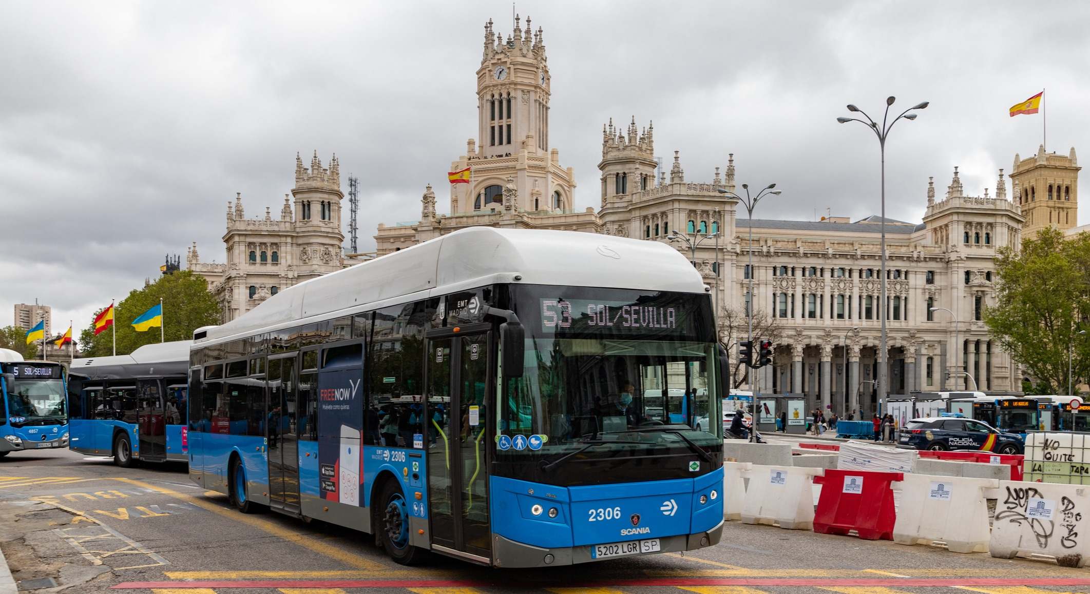 Un bus urbano por el centro de Madrid