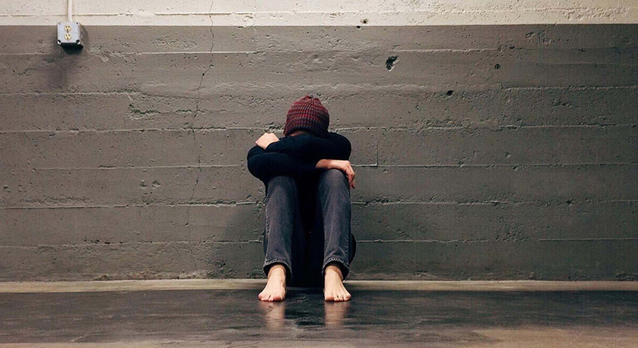 Una persona entristecida tras haber sufrido un episodio de ansiedad