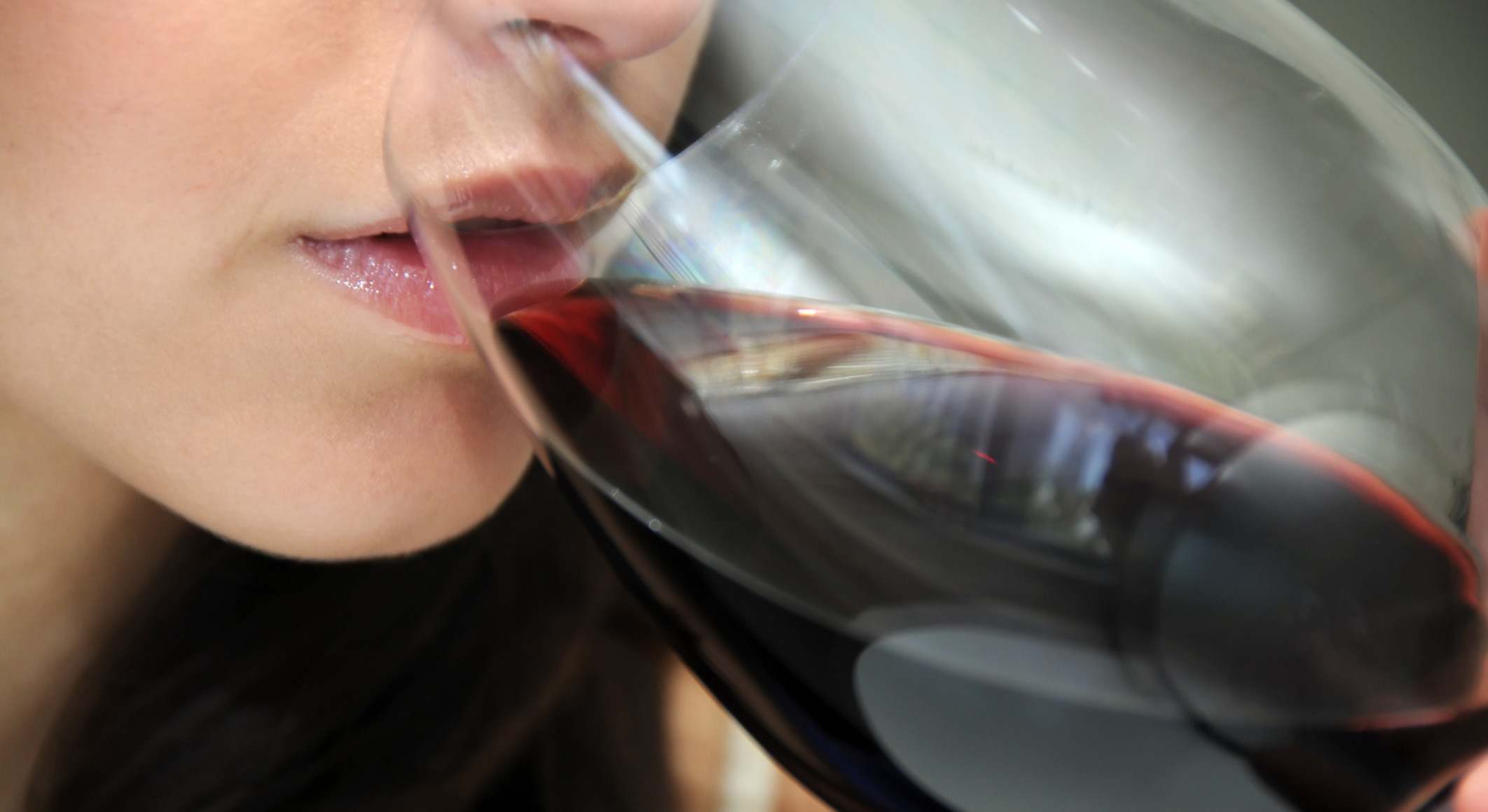 Mujer bebiendo una copa de vino