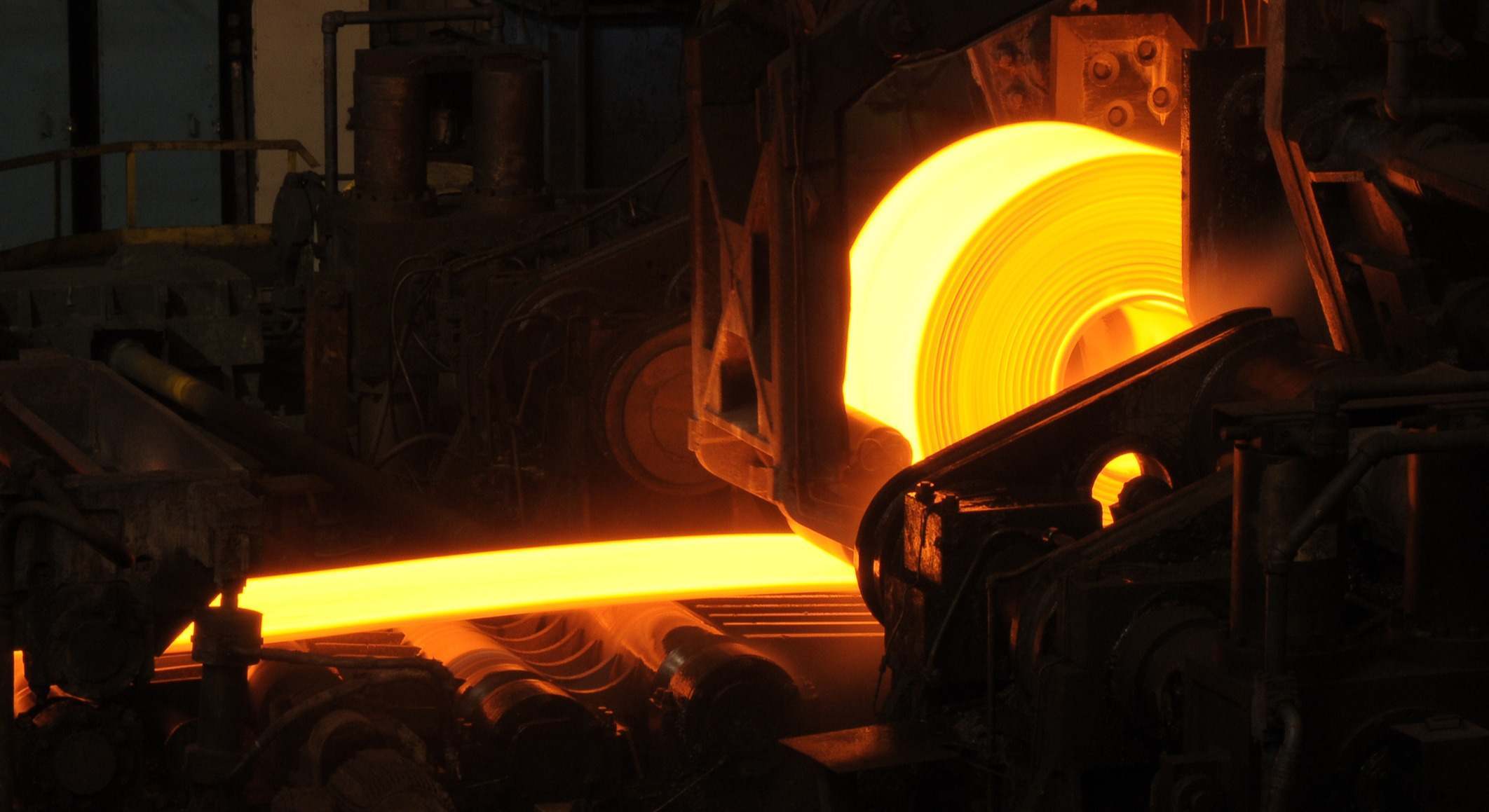 Un metal fundiéndose en una planta de acero. EE