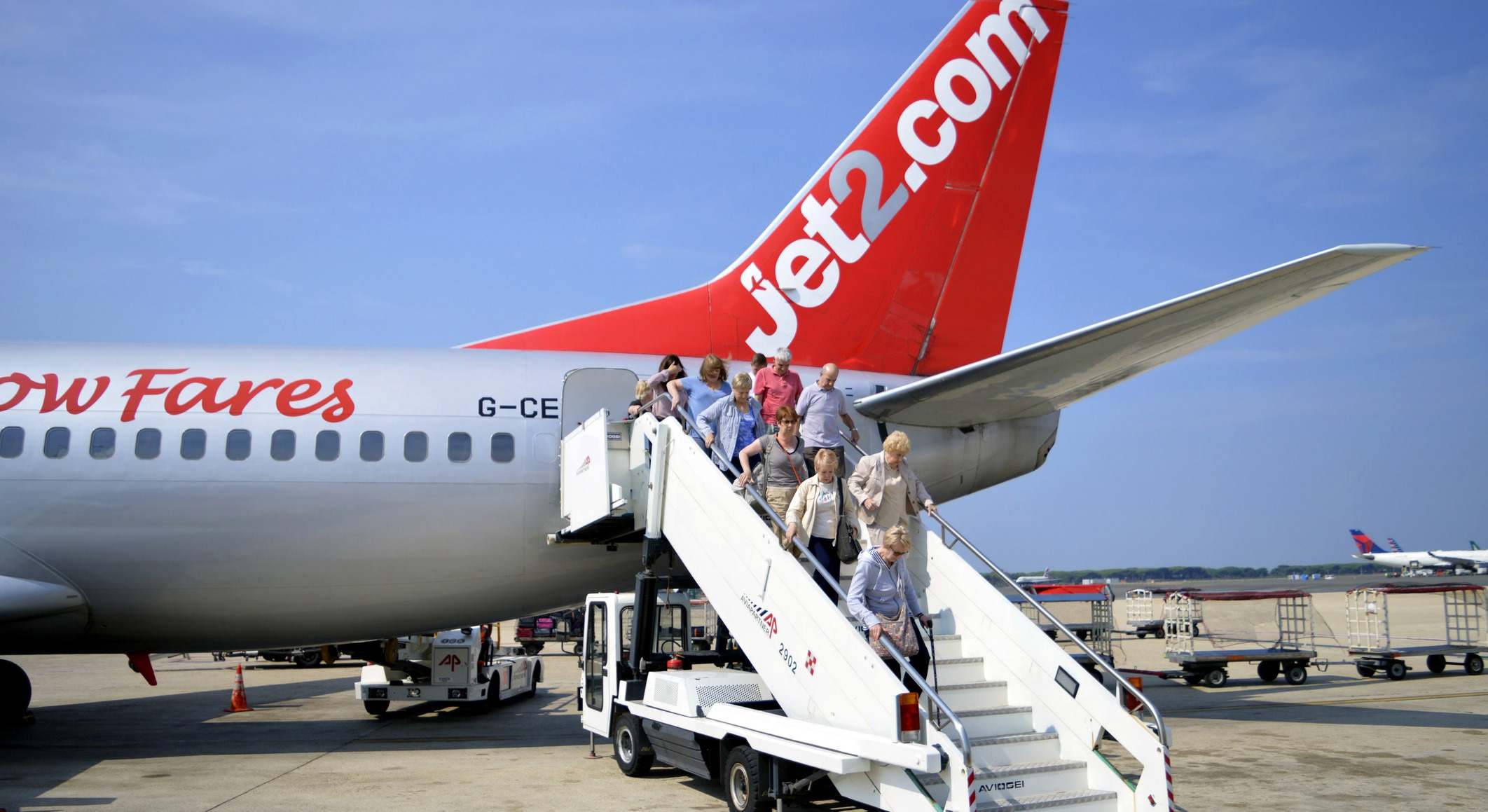 Pasajeros desembarcando de un avión de Jet2.com