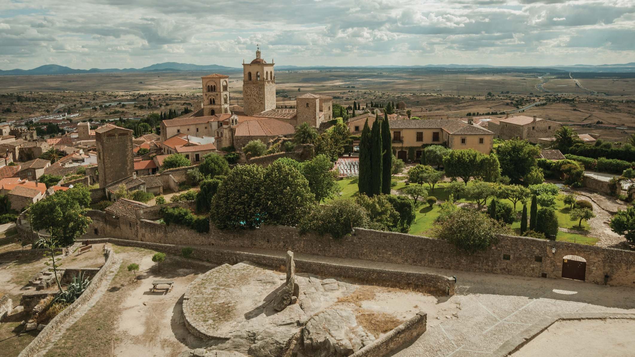 Edificios con campanario de iglesia y patio visto desde el castillo de Trujillo