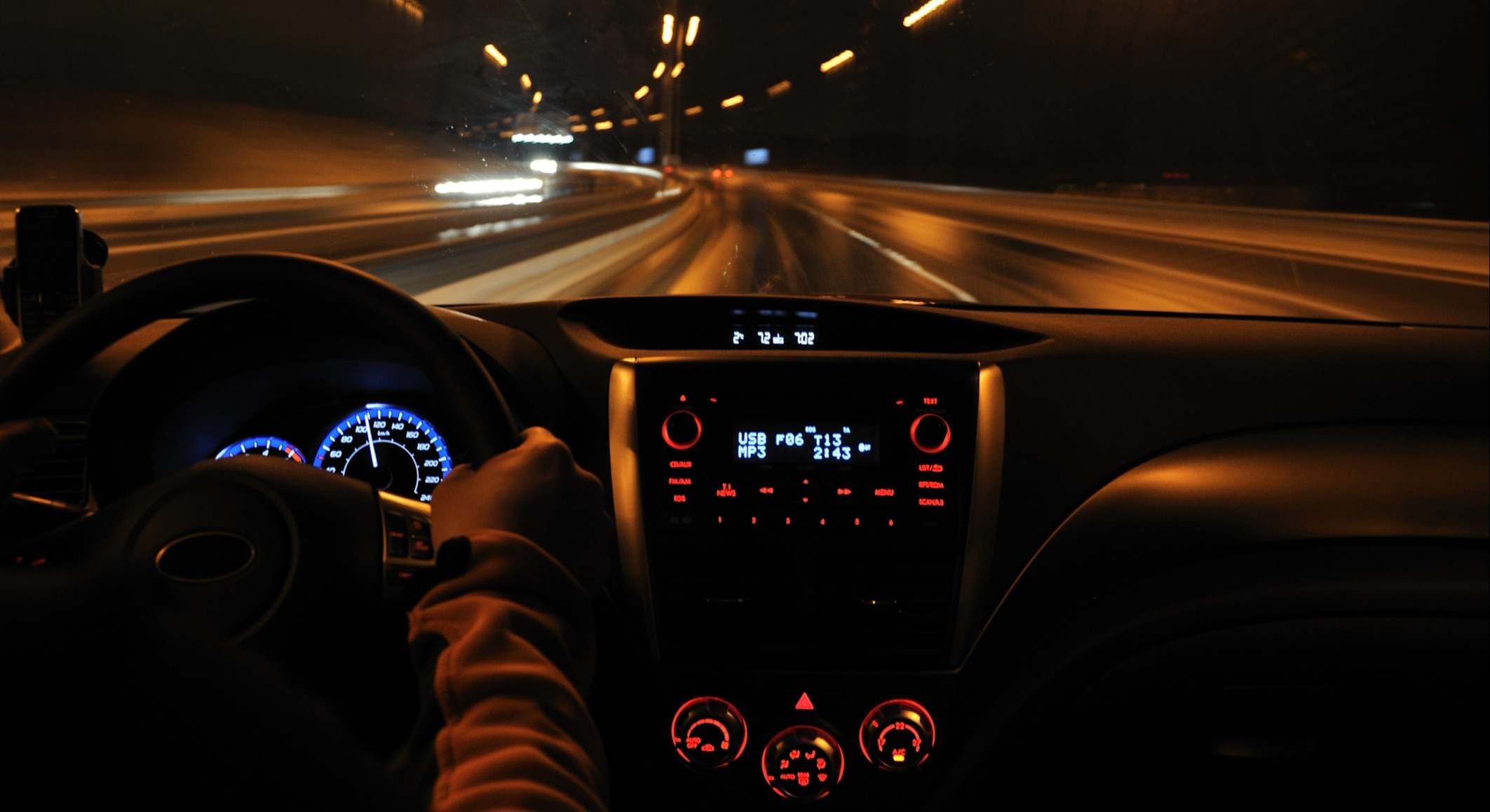 Conductor circulando en su coche por la carretera de noche