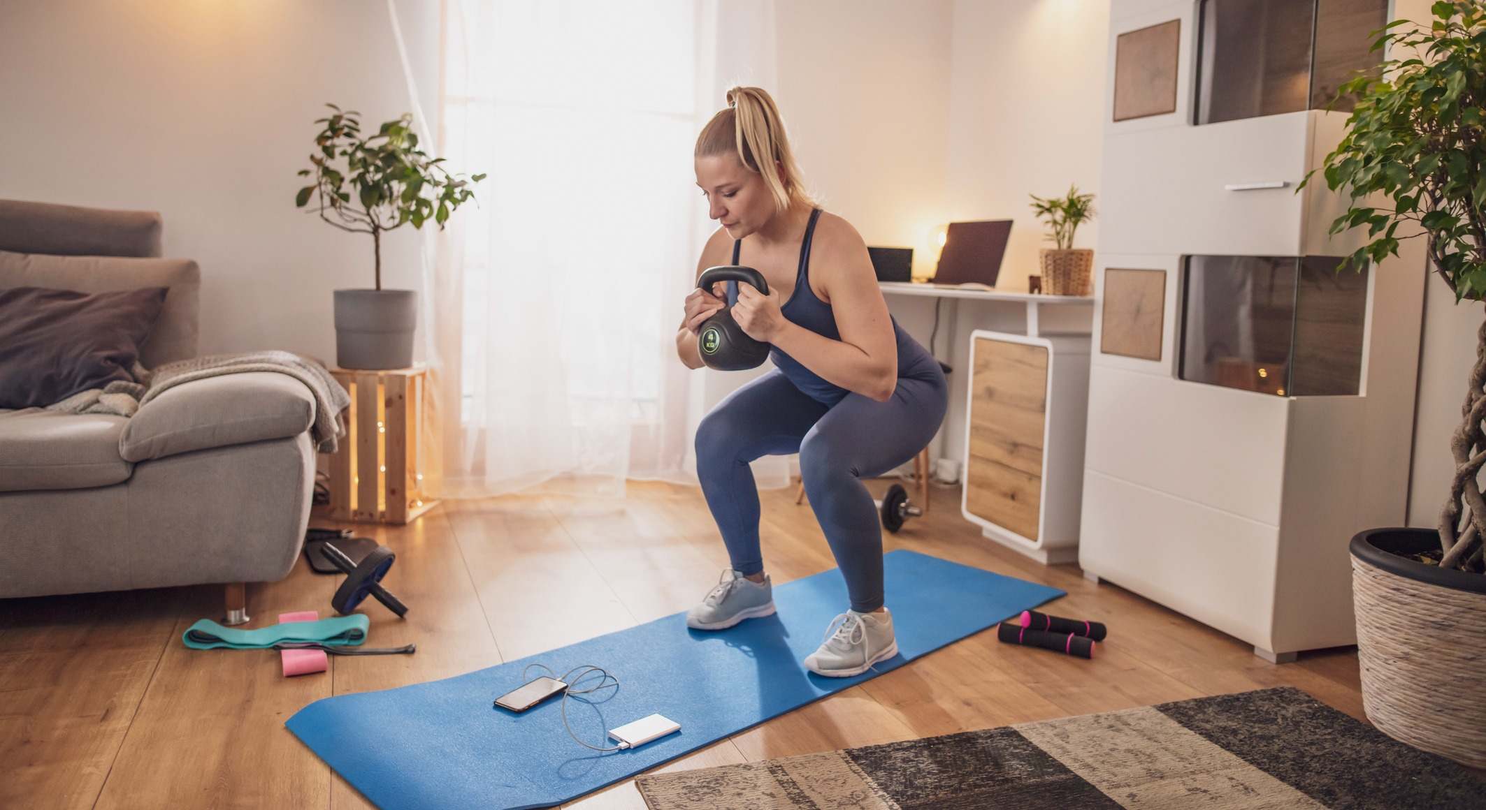 Mujer haciendo ejercicio en casa