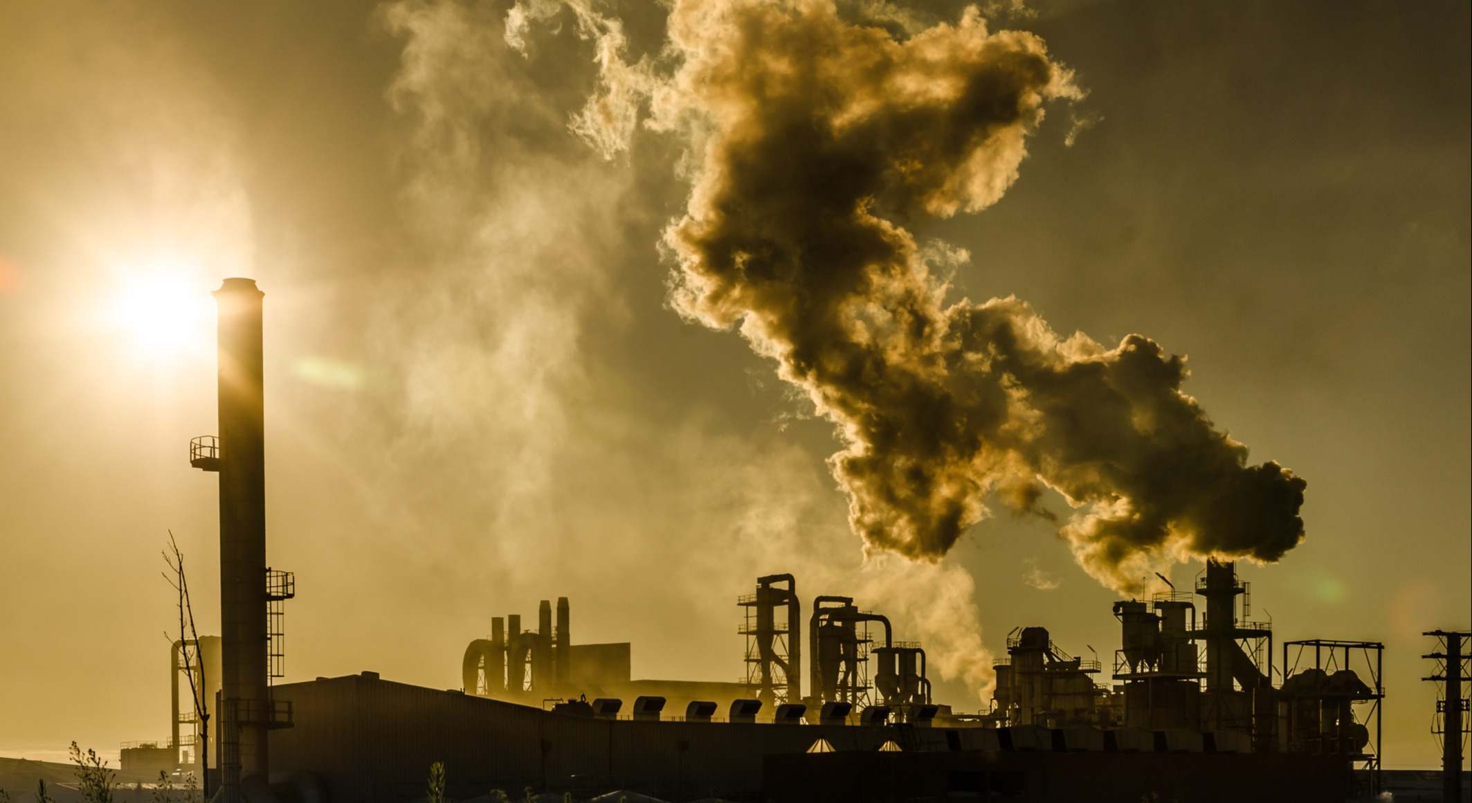Fábrica contaminante. (Dreamstime)