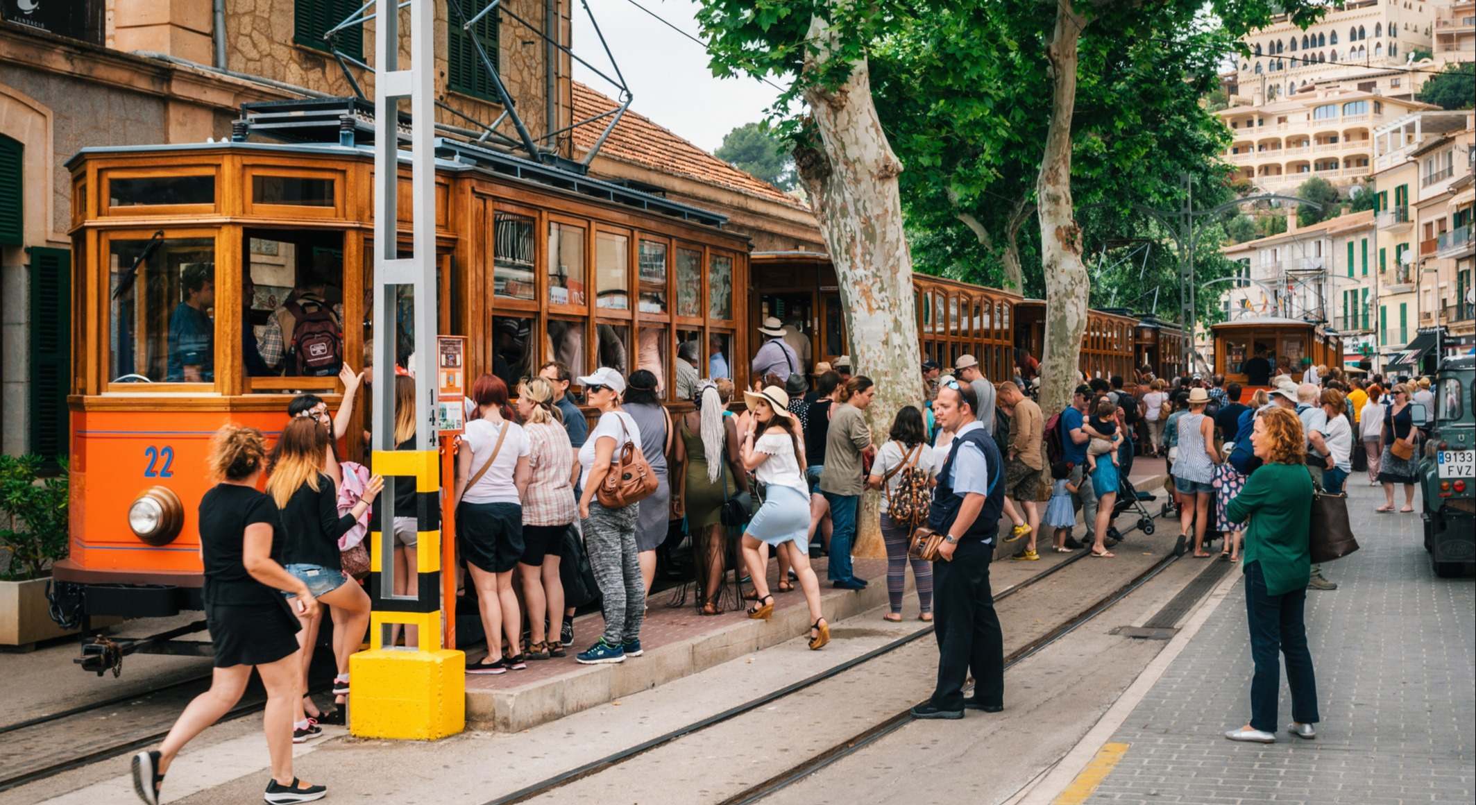 Turistas intentando subir al tranvía de Sóller, en Mallorca.
