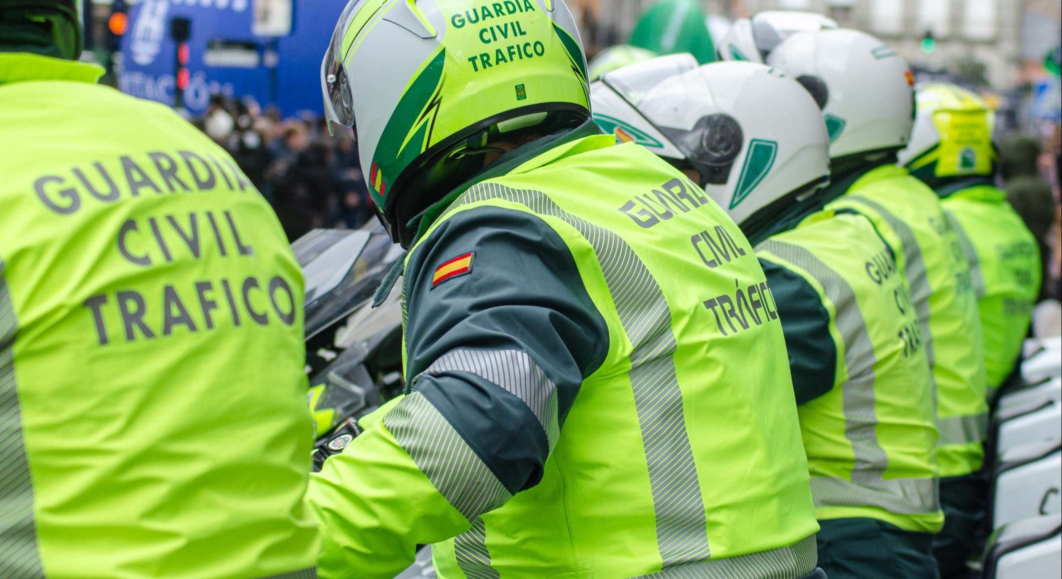 Agentes de la Guardia Civil preparándose para una patrulla en moto