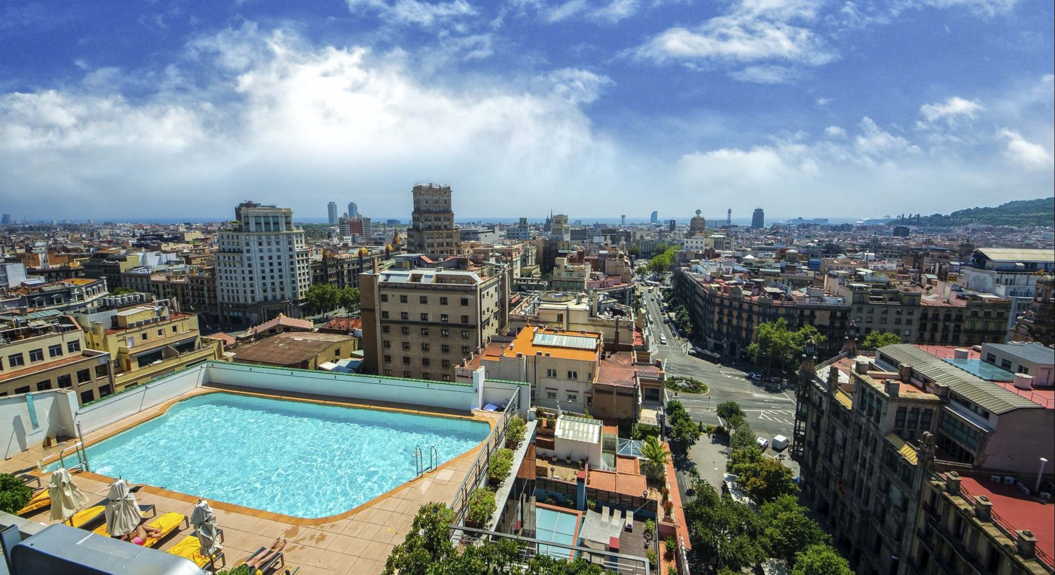 Piscina en una azotea de Barcelona.
