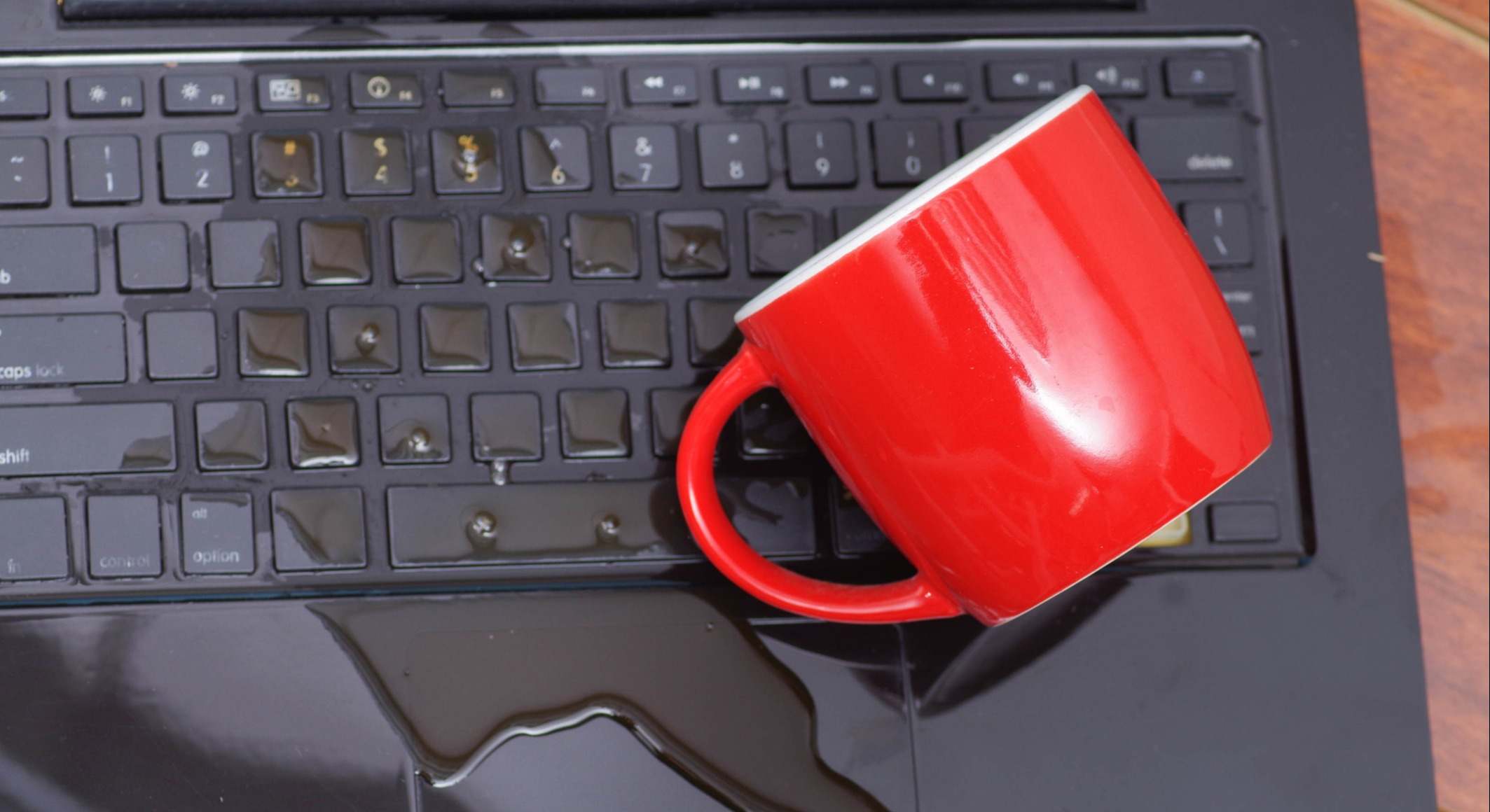 Café derramado en un portátil