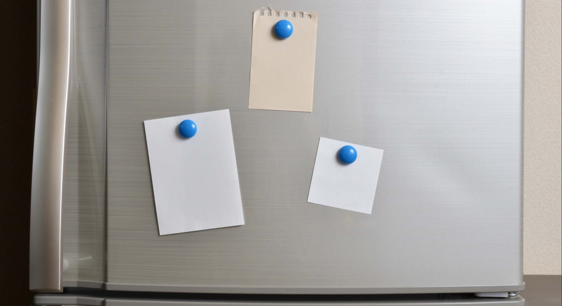 Hojas de papel en la puerta de una nevera