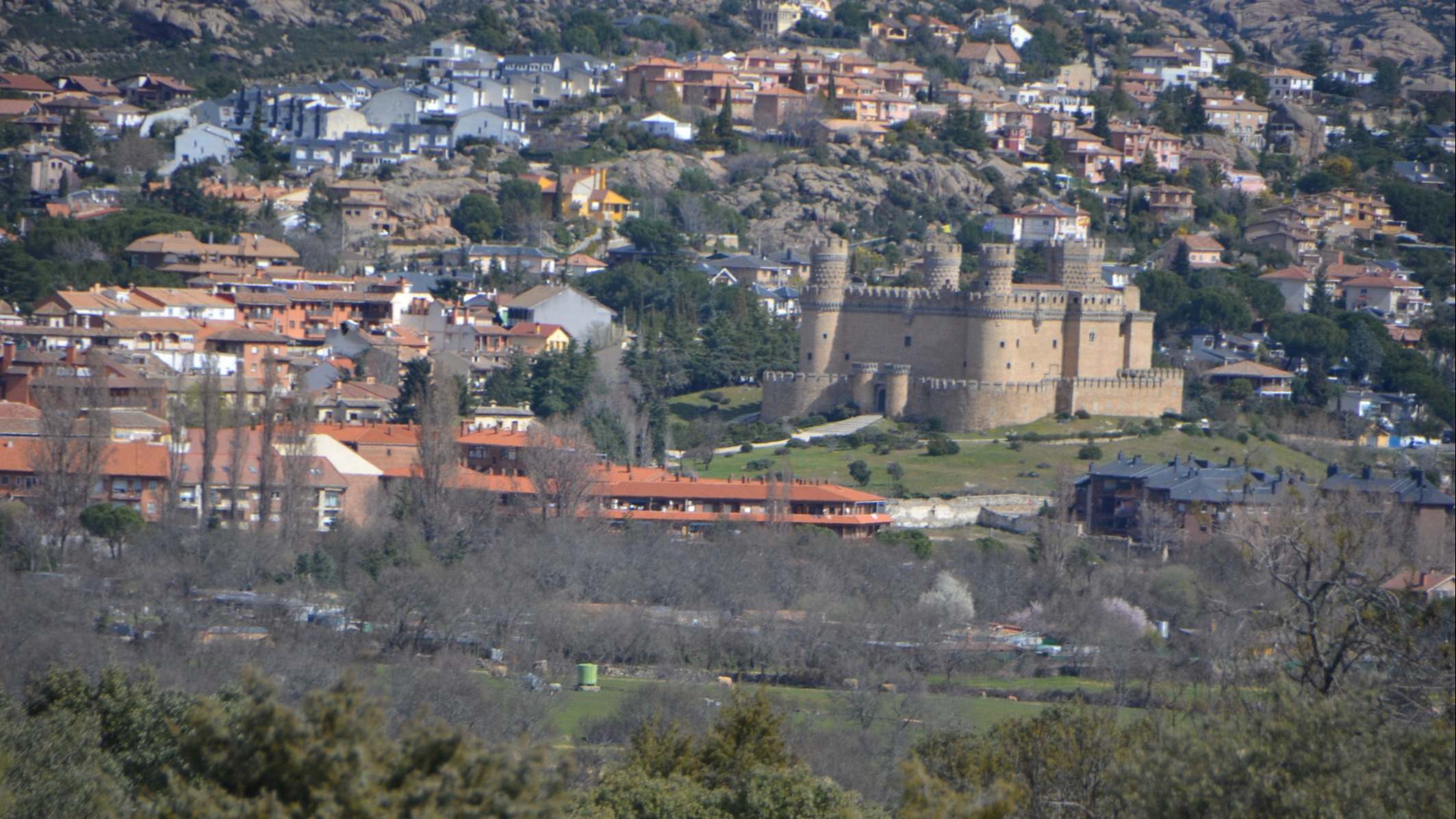 Vista lejana del municipio de Manzanares el Real, Madrid