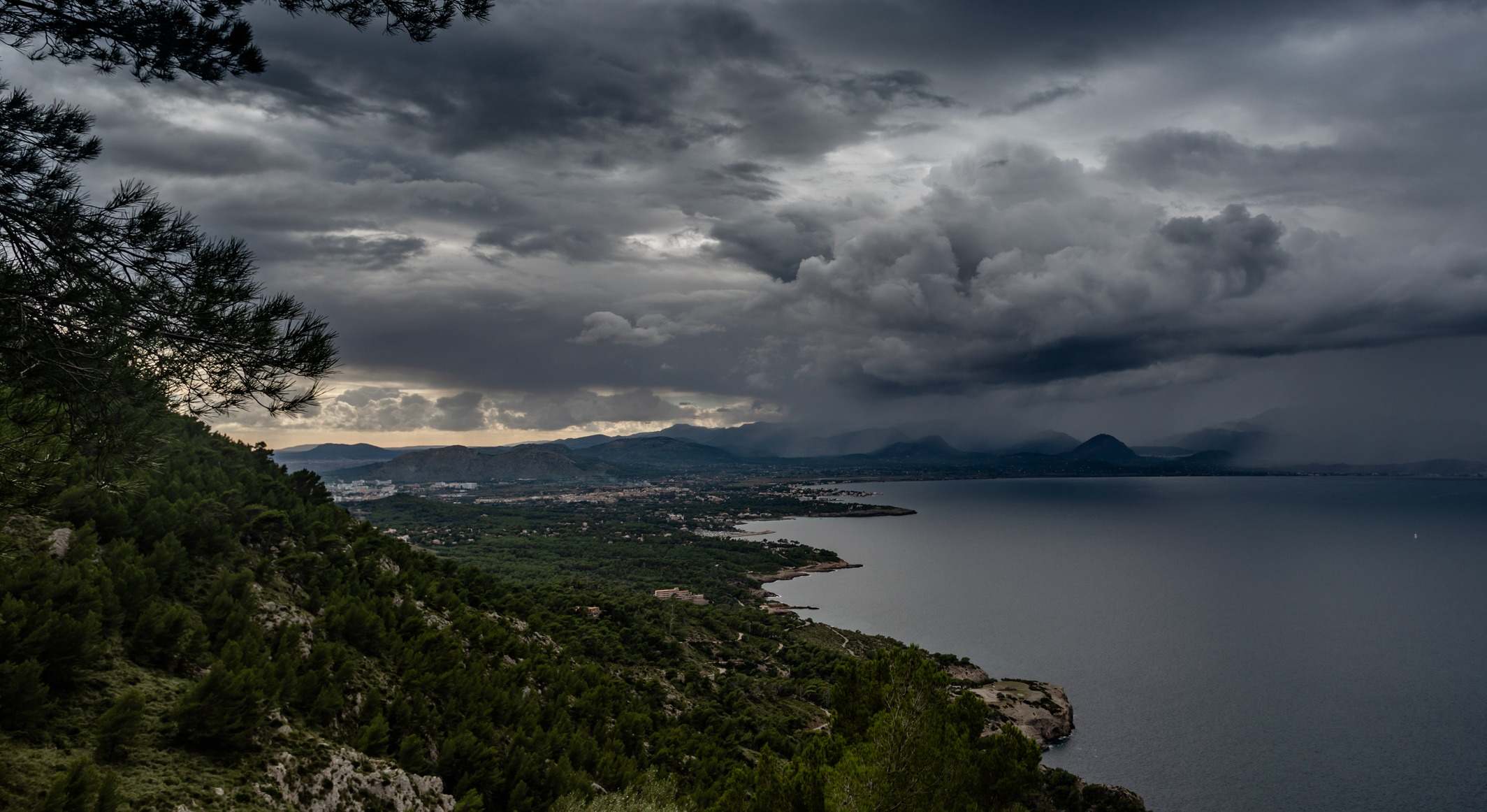Vista del cielo nuboso por una borrasca sobre el mar Mediterráneo, en Alcudia, Islas Baleares. / Foto: iStock