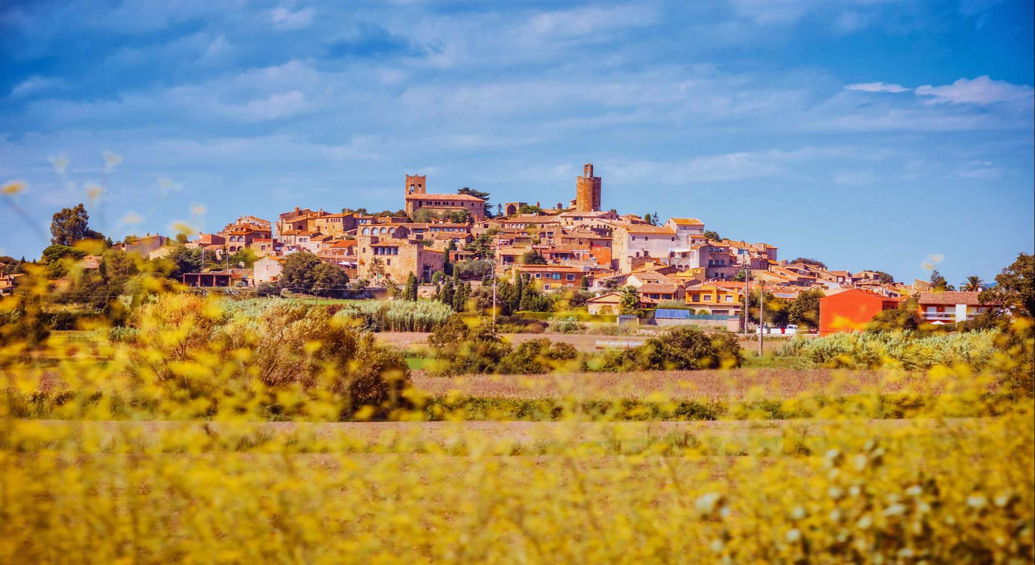 Foto lejana del pueblo de Pals, Girona