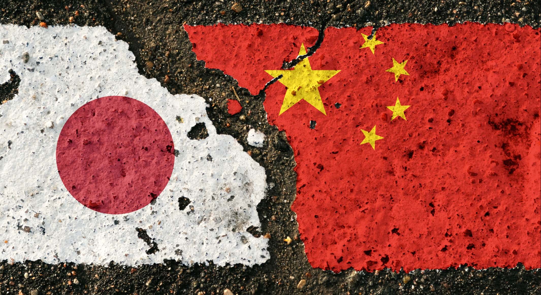 bandera de Japón frente a la de China